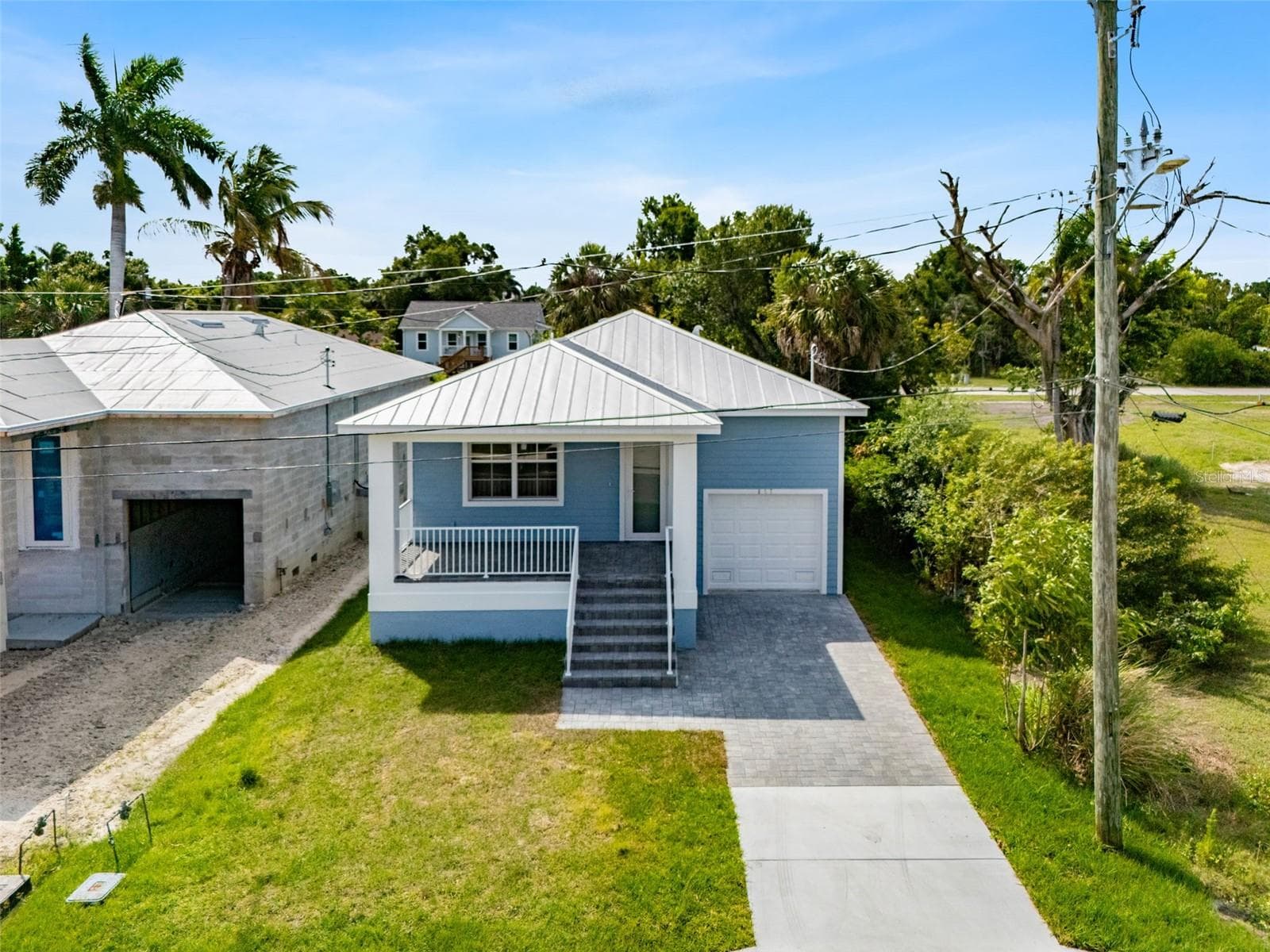 Single Family Residence at 627 FITZHUGH AVE, PUNTA GORDA, photo 2 of 32