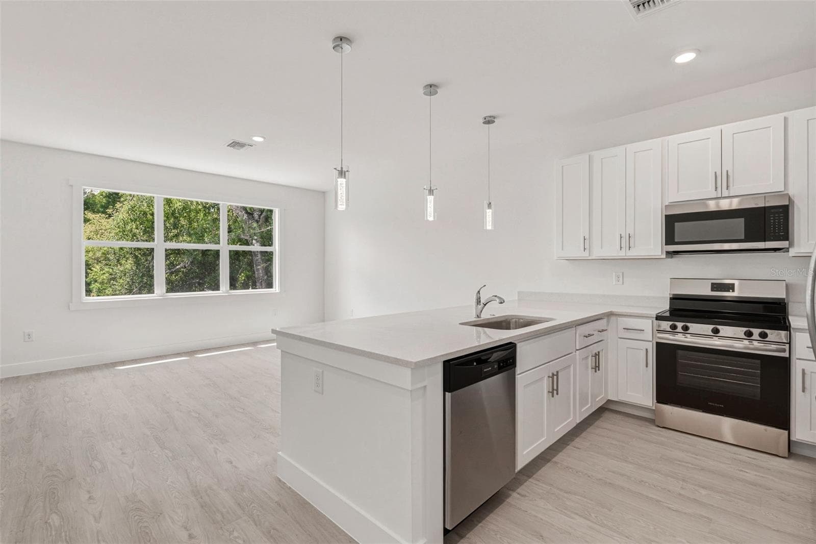 Single Family Residence at 627 FITZHUGH AVE, PUNTA GORDA, photo 5 of 32