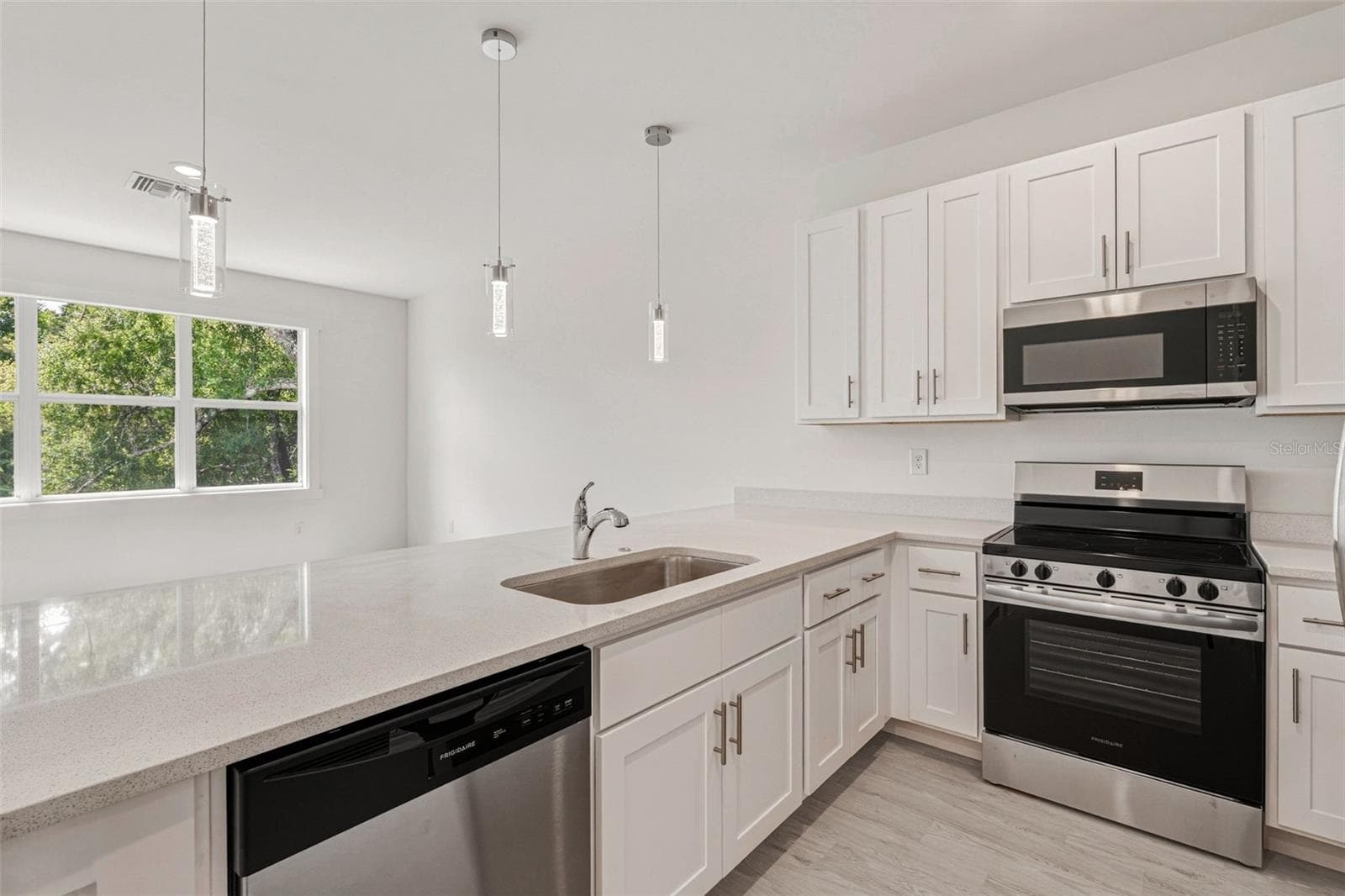 Single Family Residence at 627 FITZHUGH AVE, PUNTA GORDA, photo 8 of 32