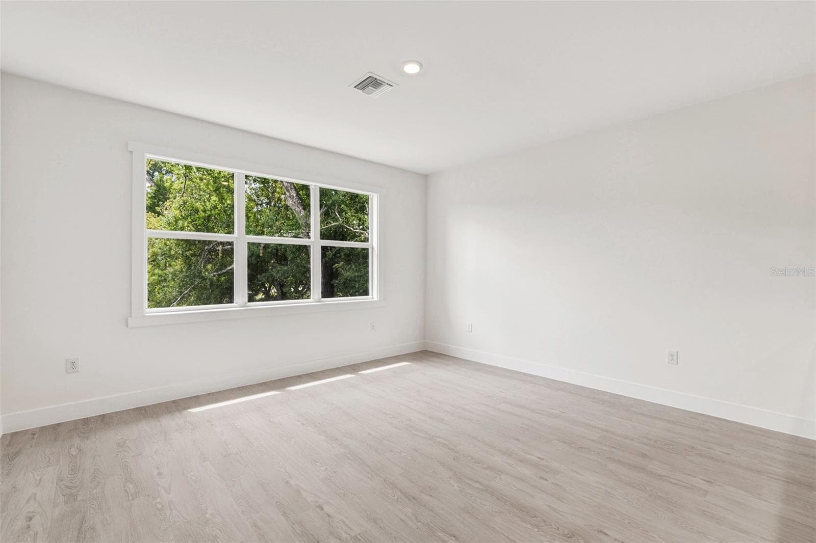 Single Family Residence at 627 FITZHUGH AVE, PUNTA GORDA, photo 11 of 32