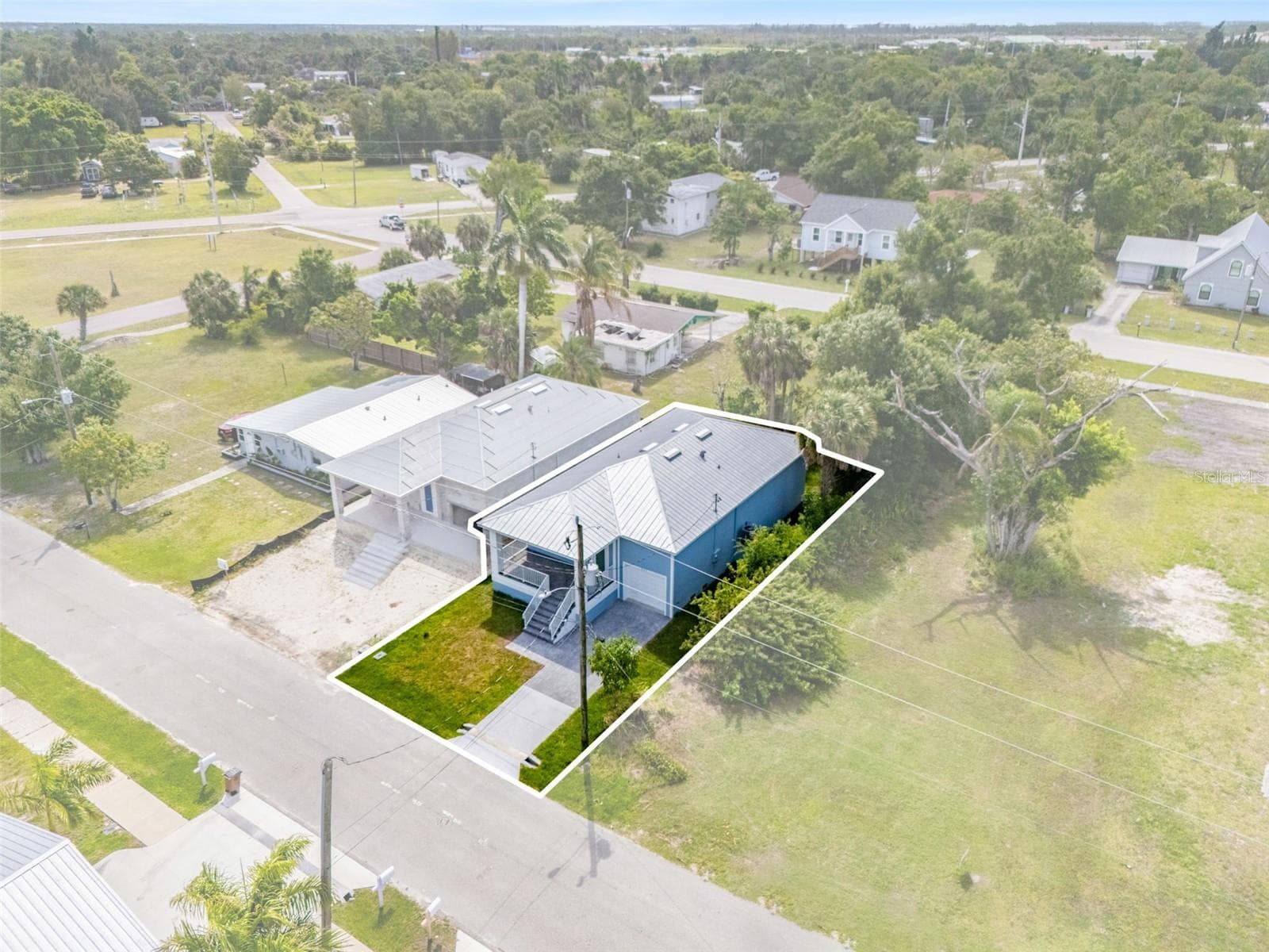 Single Family Residence at 627 FITZHUGH AVE, PUNTA GORDA, photo 29 of 32