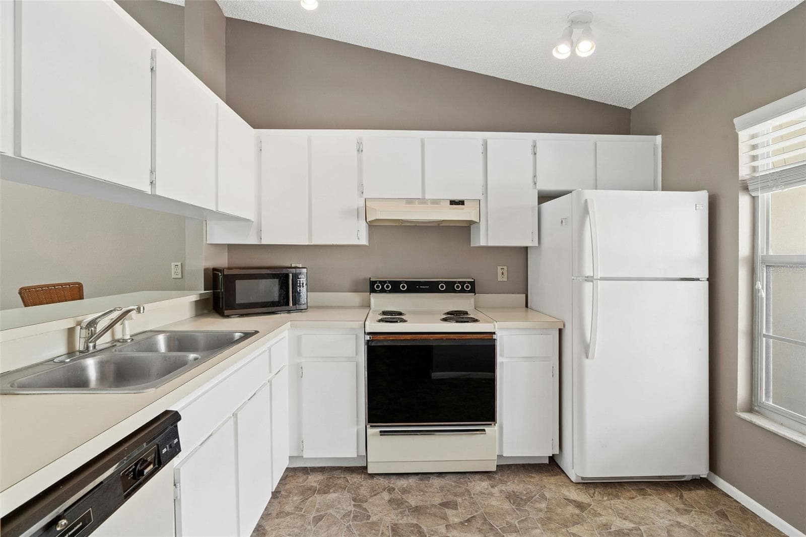 Townhouse at 12239 SUN VISTA CT E, TREASURE ISLAND, photo 4 of 35