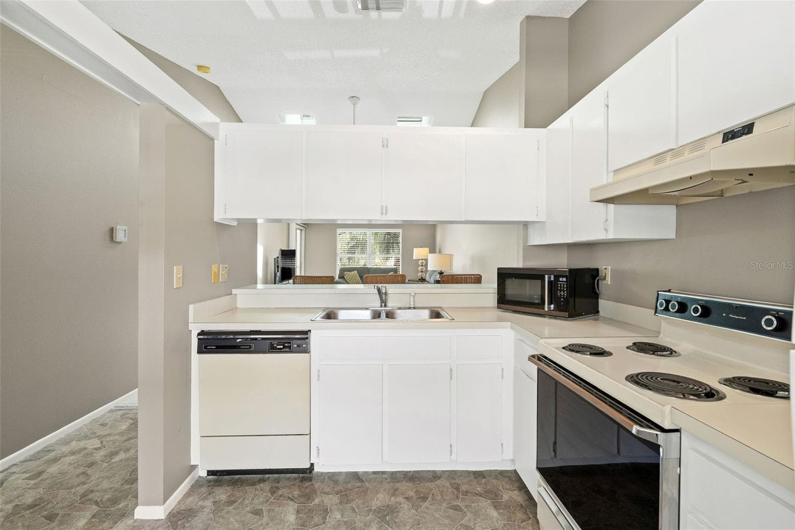 Townhouse at 12239 SUN VISTA CT E, TREASURE ISLAND, photo 5 of 35