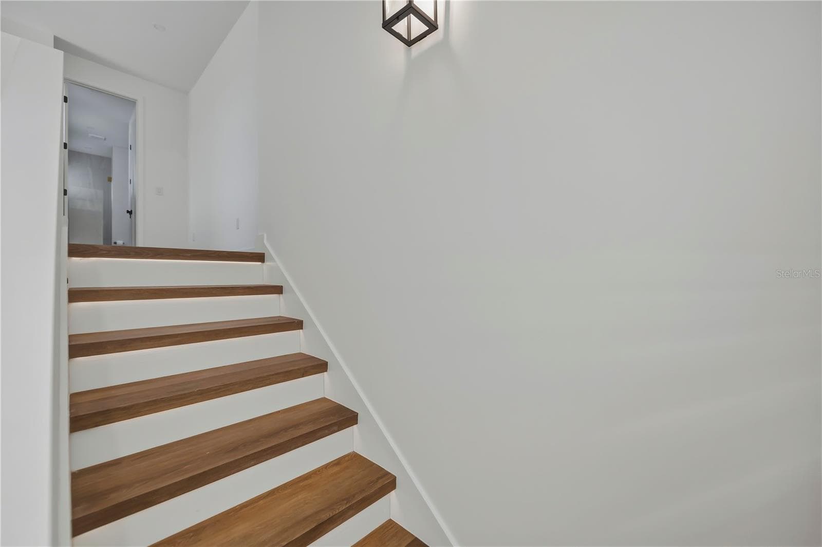 Motion Sensored Illuminated Stairway - 7 SUNFLOWER DR, PLACIDA