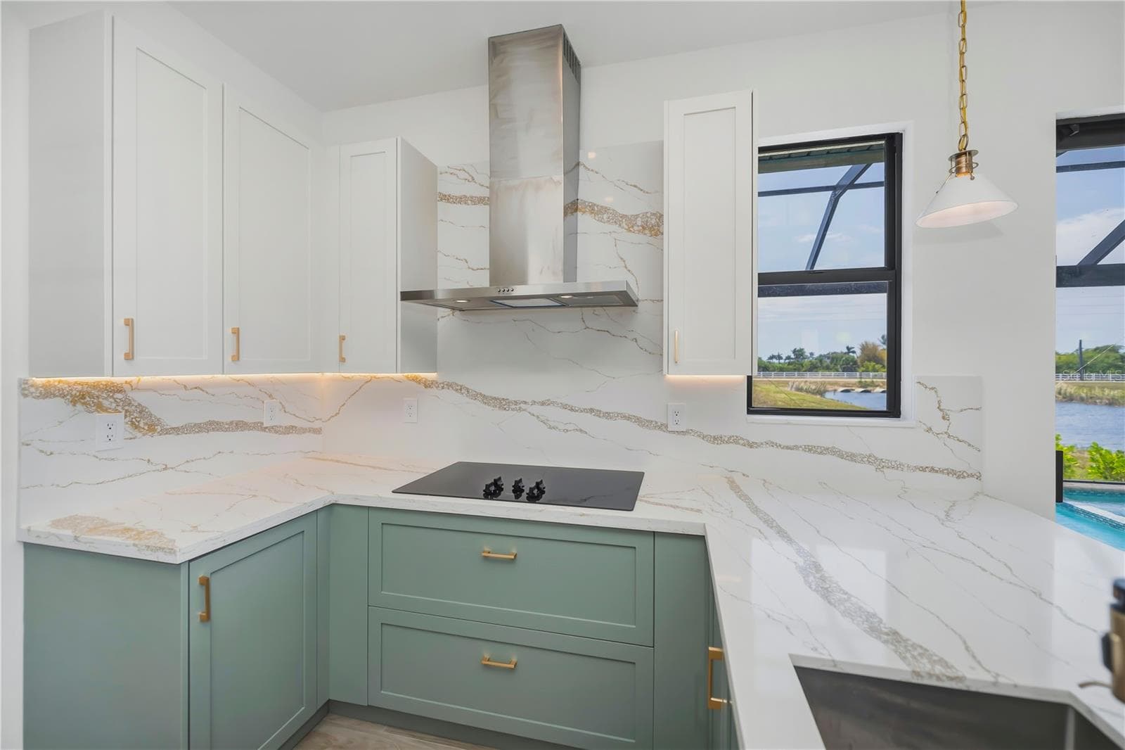 Quartz Counters, Backsplash, Custom Lighting and Coastal Cabinetry. - 7 SUNFLOWER DR, PLACIDA
