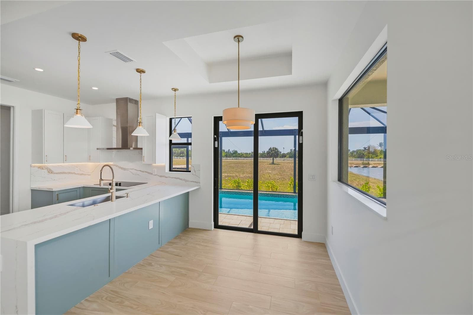 Seamless Indoor-Outdoor Living From Dining Room. - 7 SUNFLOWER DR, PLACIDA