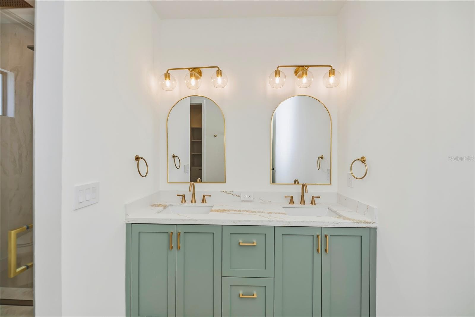 Primary Bathroom with Designer Double Vanity. - 7 SUNFLOWER DR, PLACIDA
