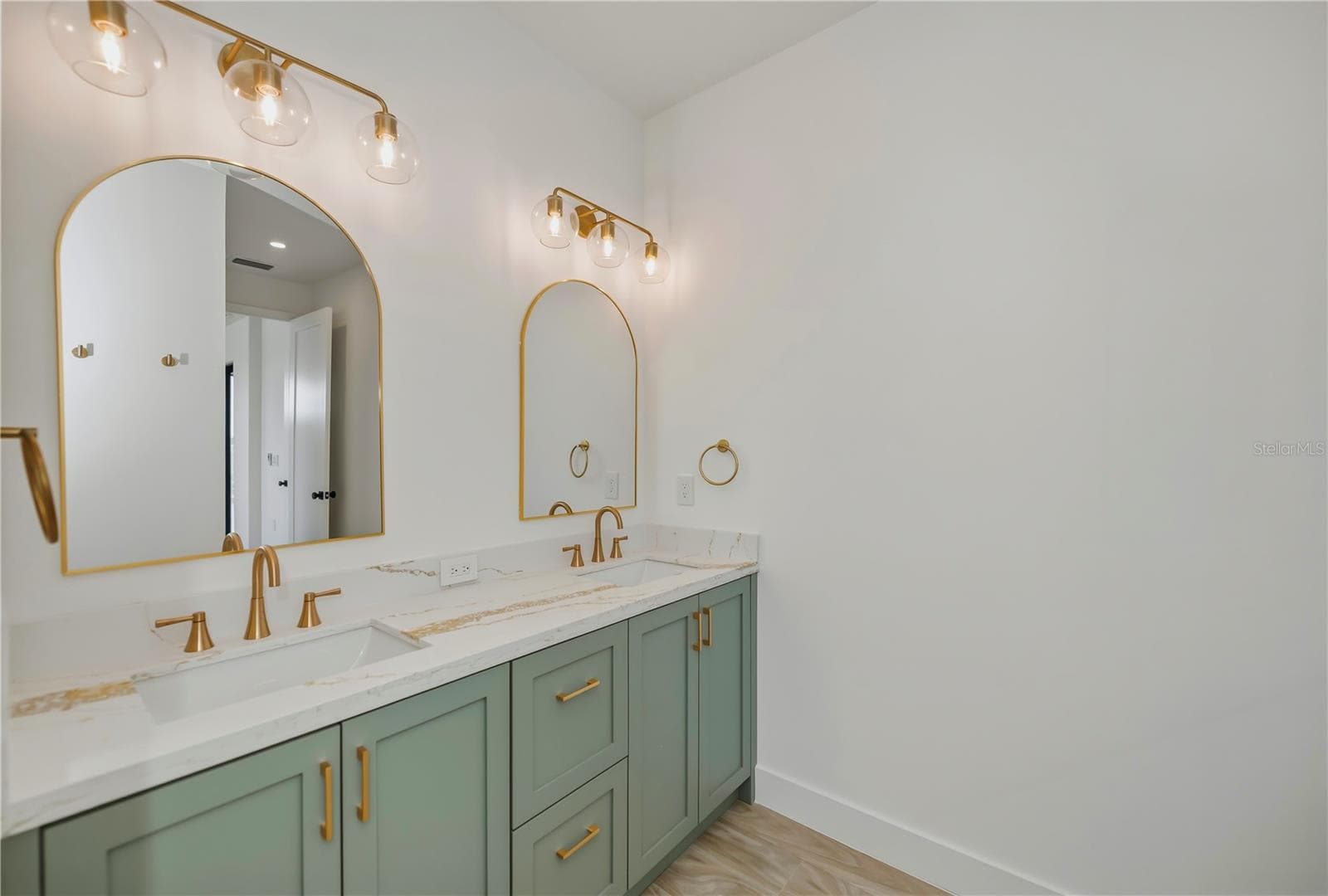 Primary Bathroom Suite with Glass Door Walk In Shower - 7 SUNFLOWER DR, PLACIDA