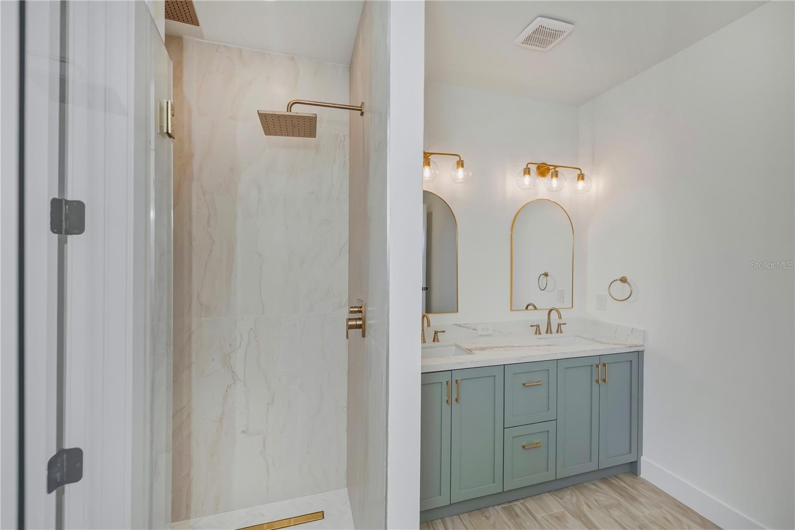 Primary Bathroom Suite with Glass Door Walk In Shower - 7 SUNFLOWER DR, PLACIDA