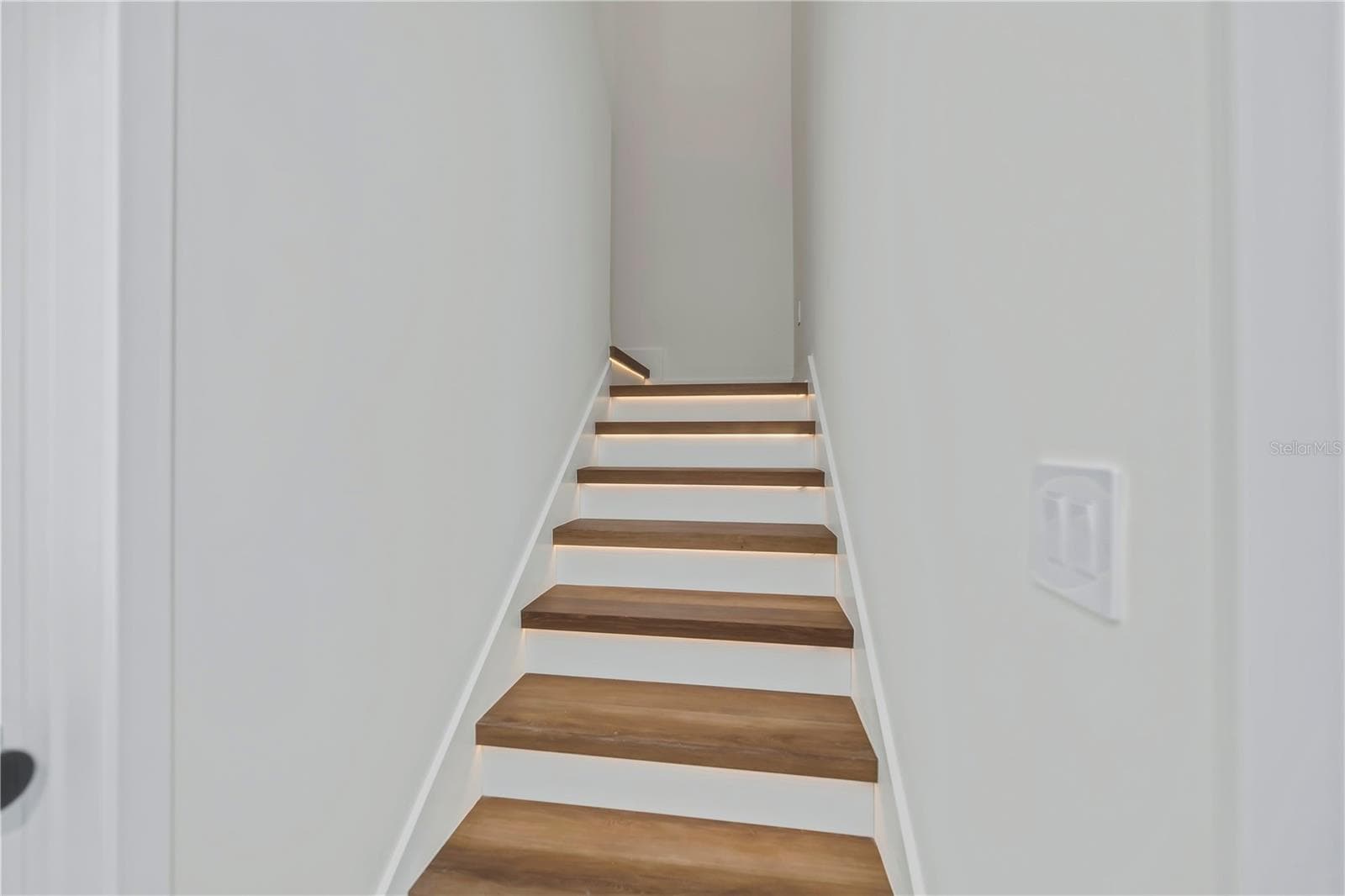 Motion Sensored Illuminated Stairway - 7 SUNFLOWER DR, PLACIDA