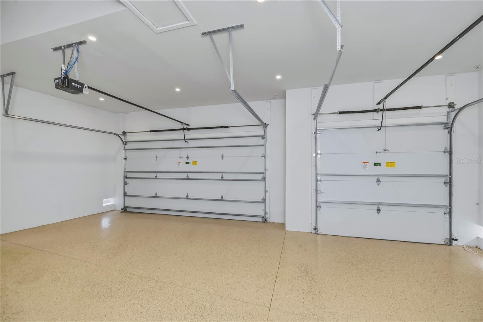 3 Car garage with epoxy floor and 2 Bay Door - 7 SUNFLOWER DR, PLACIDA