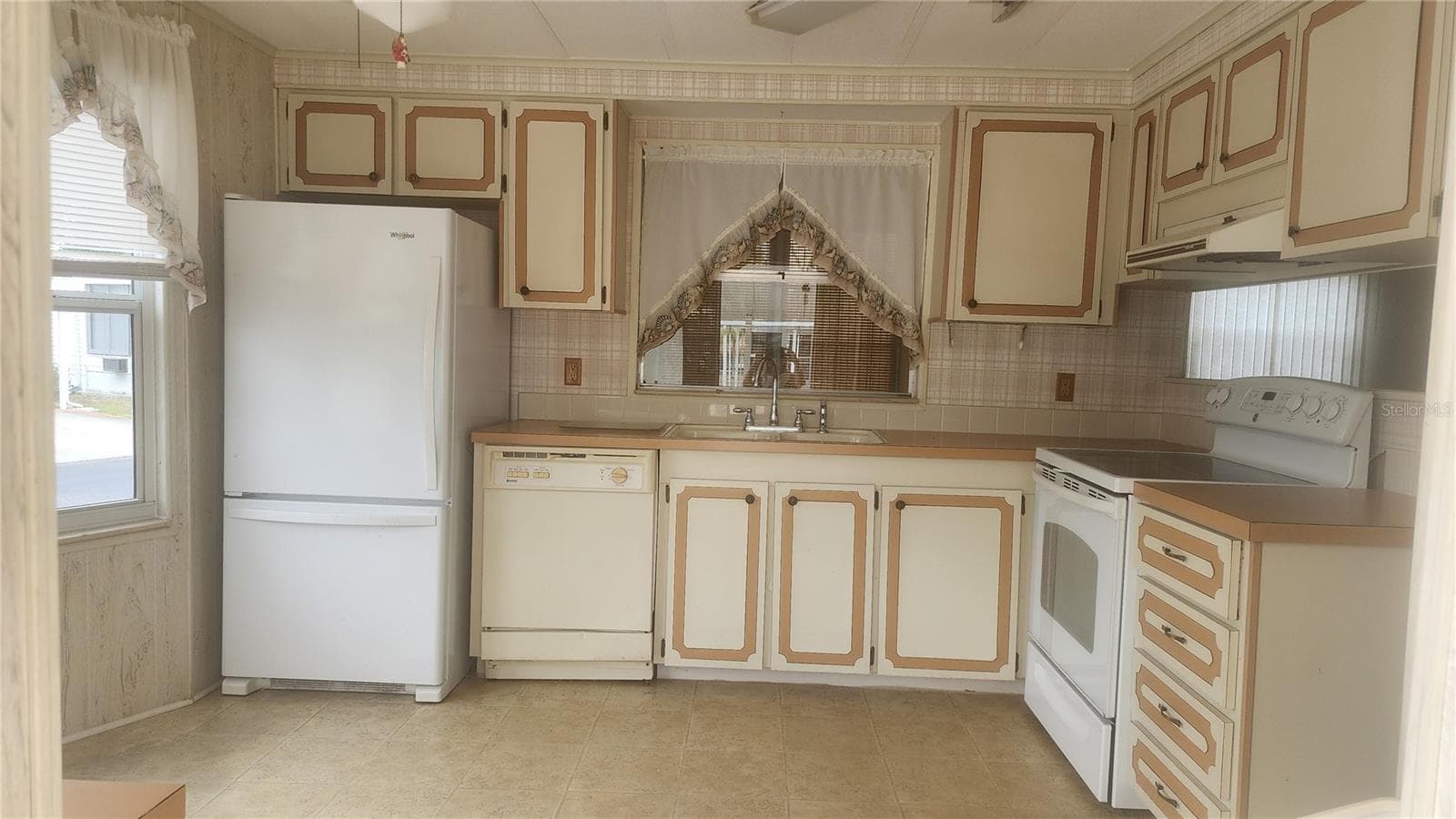 Manufactured Home at 157 N FIJI CIR, ENGLEWOOD, photo 4 of 56