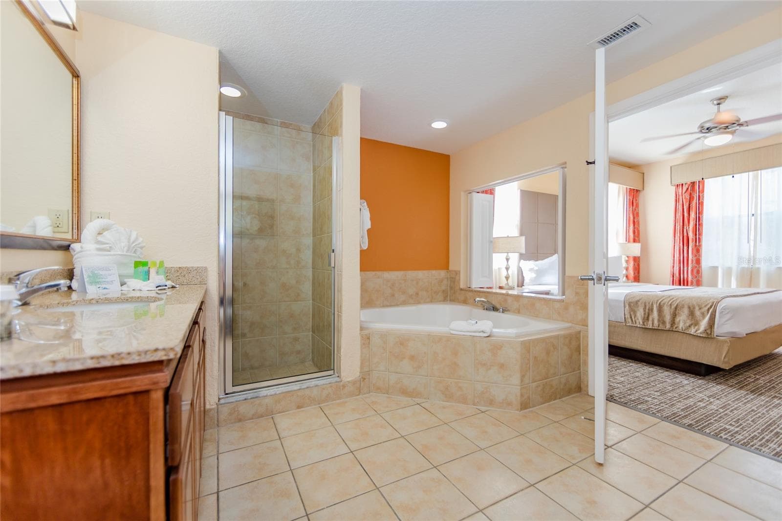 Primary bathroom - 12544 FLORIDAYS RESORT DR #508B, ORLANDO