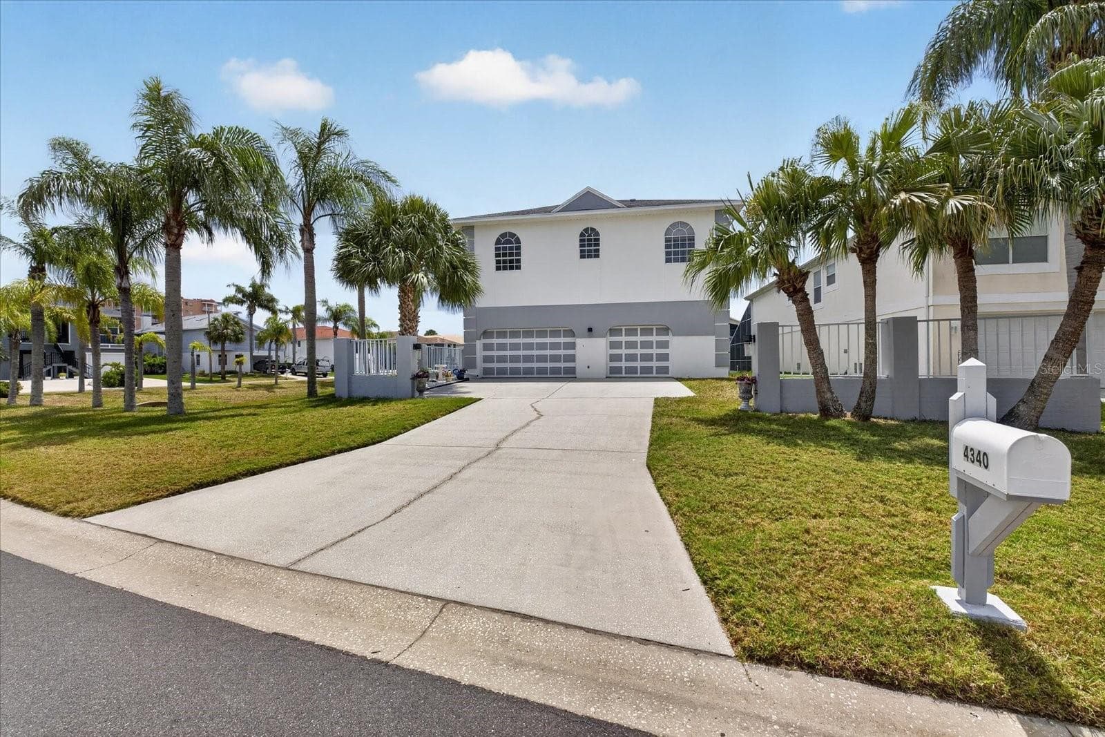 Front driveway to 3 car garage - 4340 SEAGULL DR, NEW PORT RICHEY