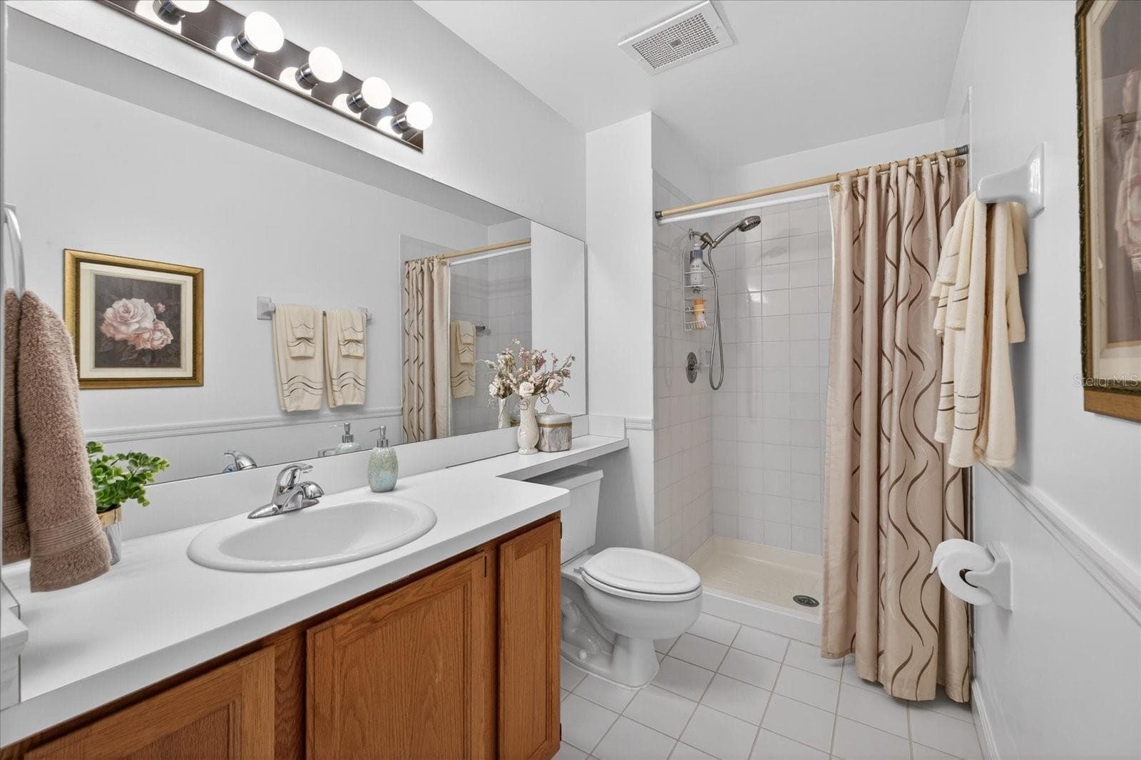 Guest bathroom upper level with linen closet. - 4340 SEAGULL DR, NEW PORT RICHEY