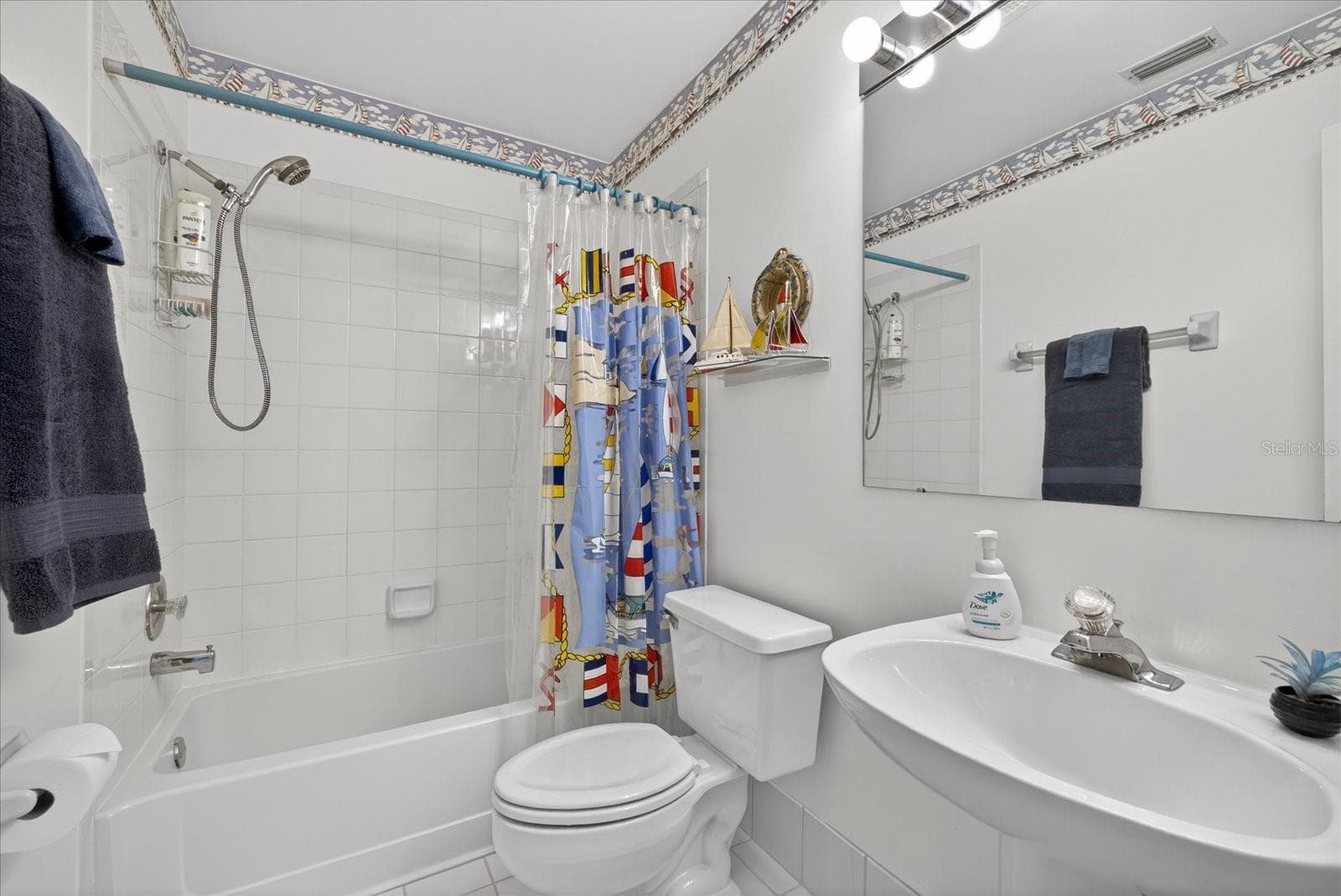 Guest hall bathroom - 4340 SEAGULL DR, NEW PORT RICHEY