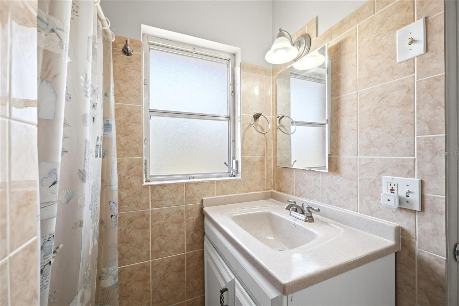 Primary Bathroom - 764 NE 13TH ST, CRYSTAL RIVER