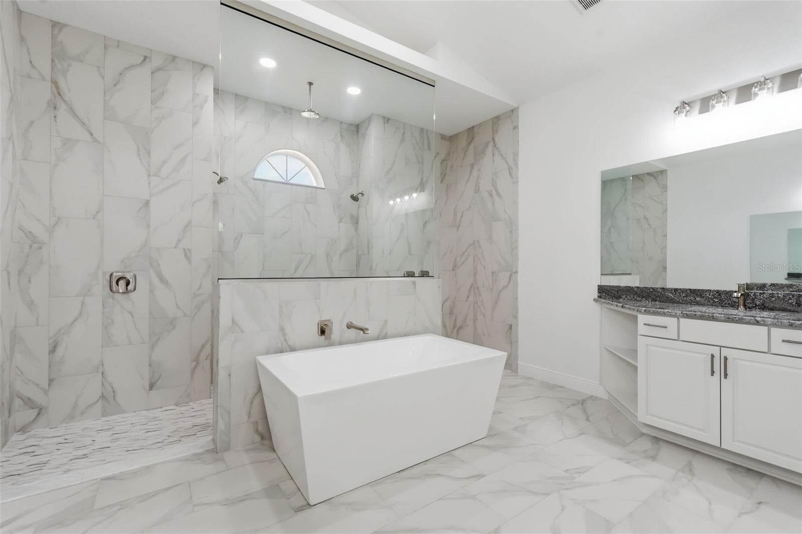 Primary Bedroom Spa Bath - 421 W CHASE ST, HERNANDO
