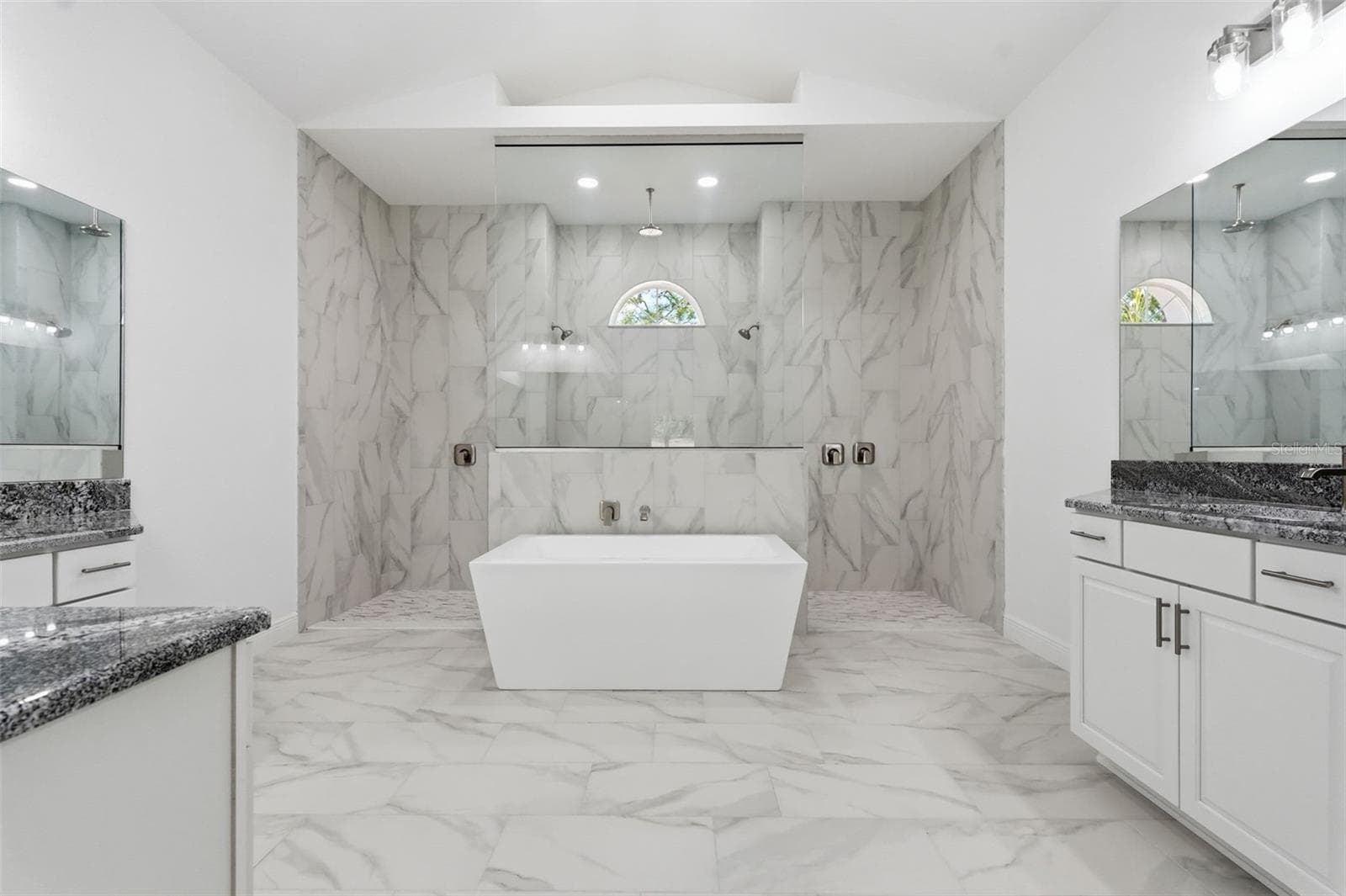 Primary Suite Bathroom - 421 W CHASE ST, HERNANDO