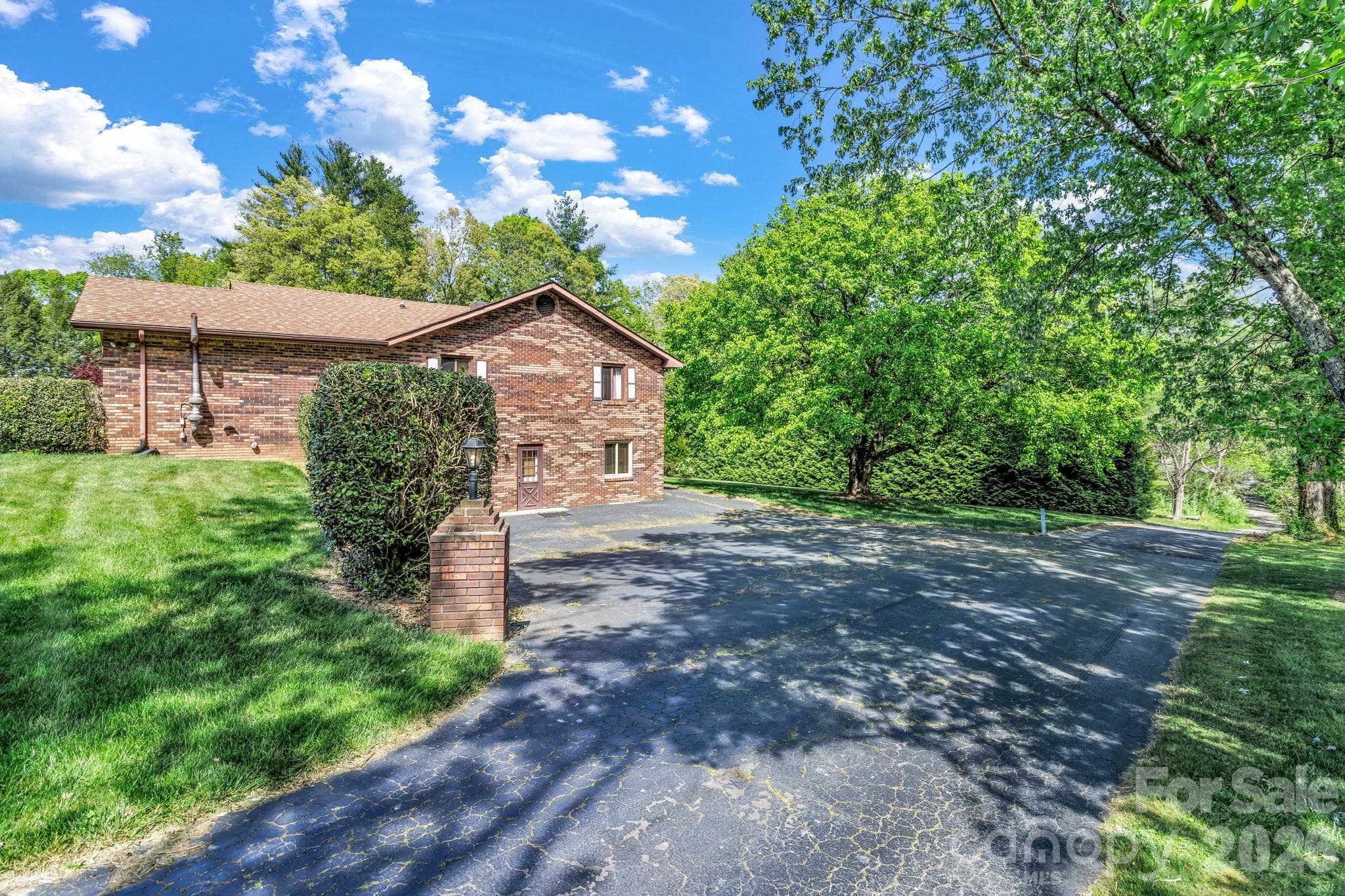 Single Family Residence at 218 Brown Road, Hendersonville, photo 4 of 48