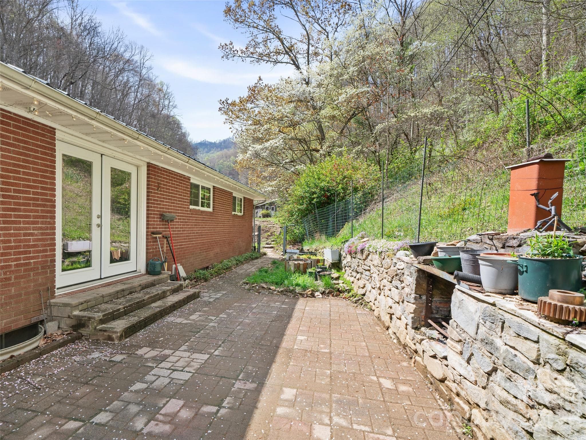 Spacious Patio---back of house with stone patio and outdoor built in grill - Burnsville