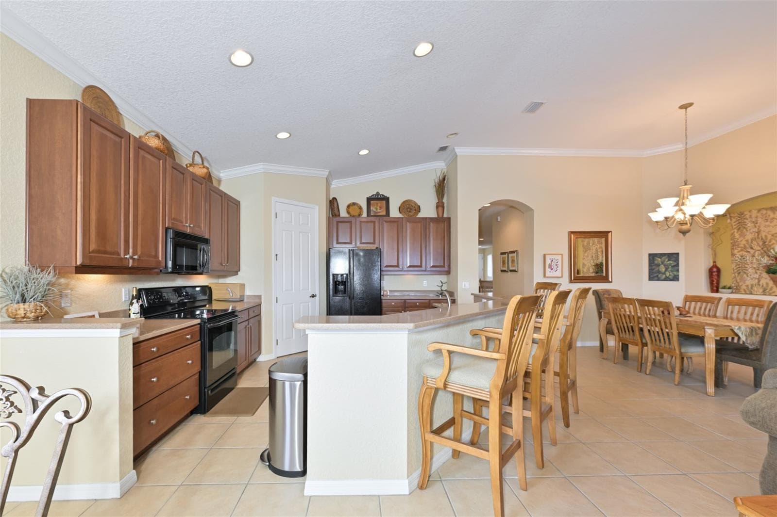 Plenty of storage in your kitchen including walk-in pantry. Note high ceilings, recessed lighting and under cabinet lights. - 1330 EMERALD DUNES DR, SUN CITY CENTER