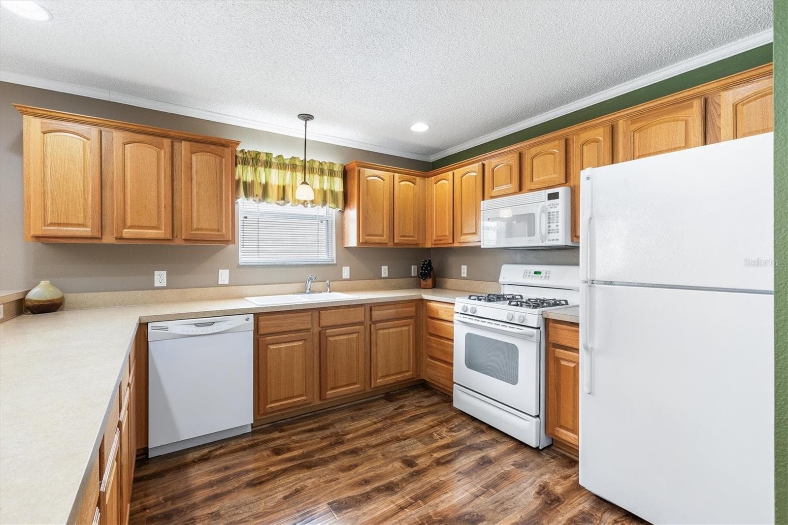 KITCHEN VIEW FROM ENTRY - 979 SMYRNA ST, THE VILLAGES