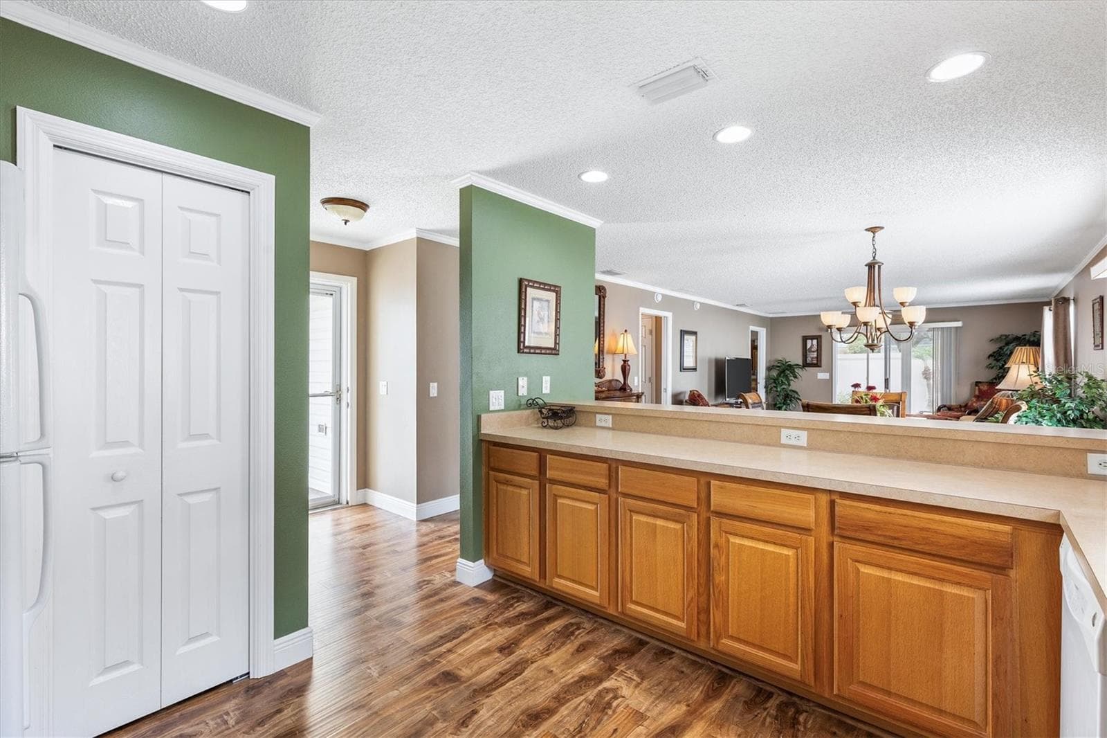 KITCHEN LOOKING TOWARDS FRONT DOOR, DINING AND LIVING ROOM - 979 SMYRNA ST, THE VILLAGES