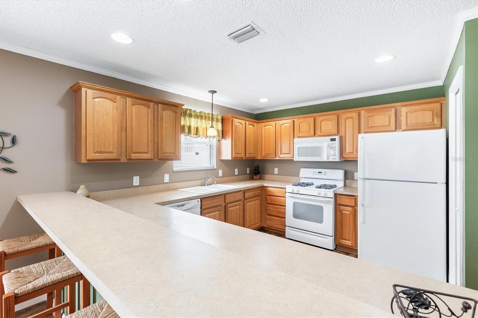 KITCHEN BREAKFAST BAR - 979 SMYRNA ST, THE VILLAGES