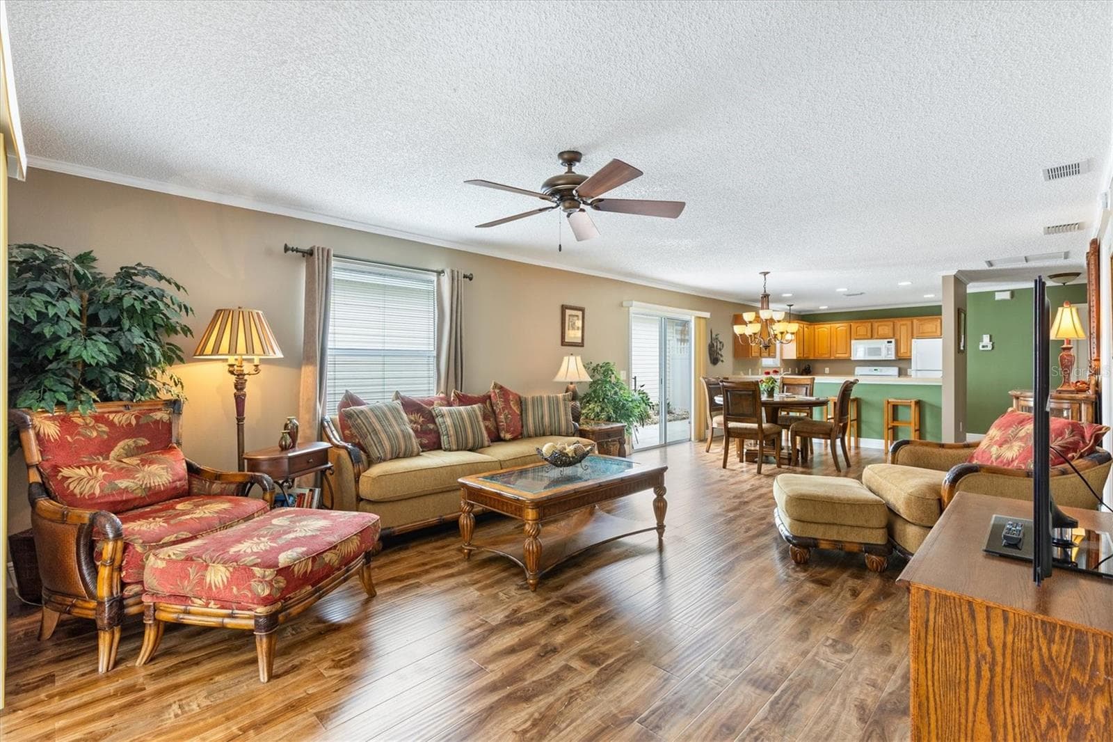 LIVING AND DINING ROOM LOOKING TOWARDS KITCHEN - 979 SMYRNA ST, THE VILLAGES