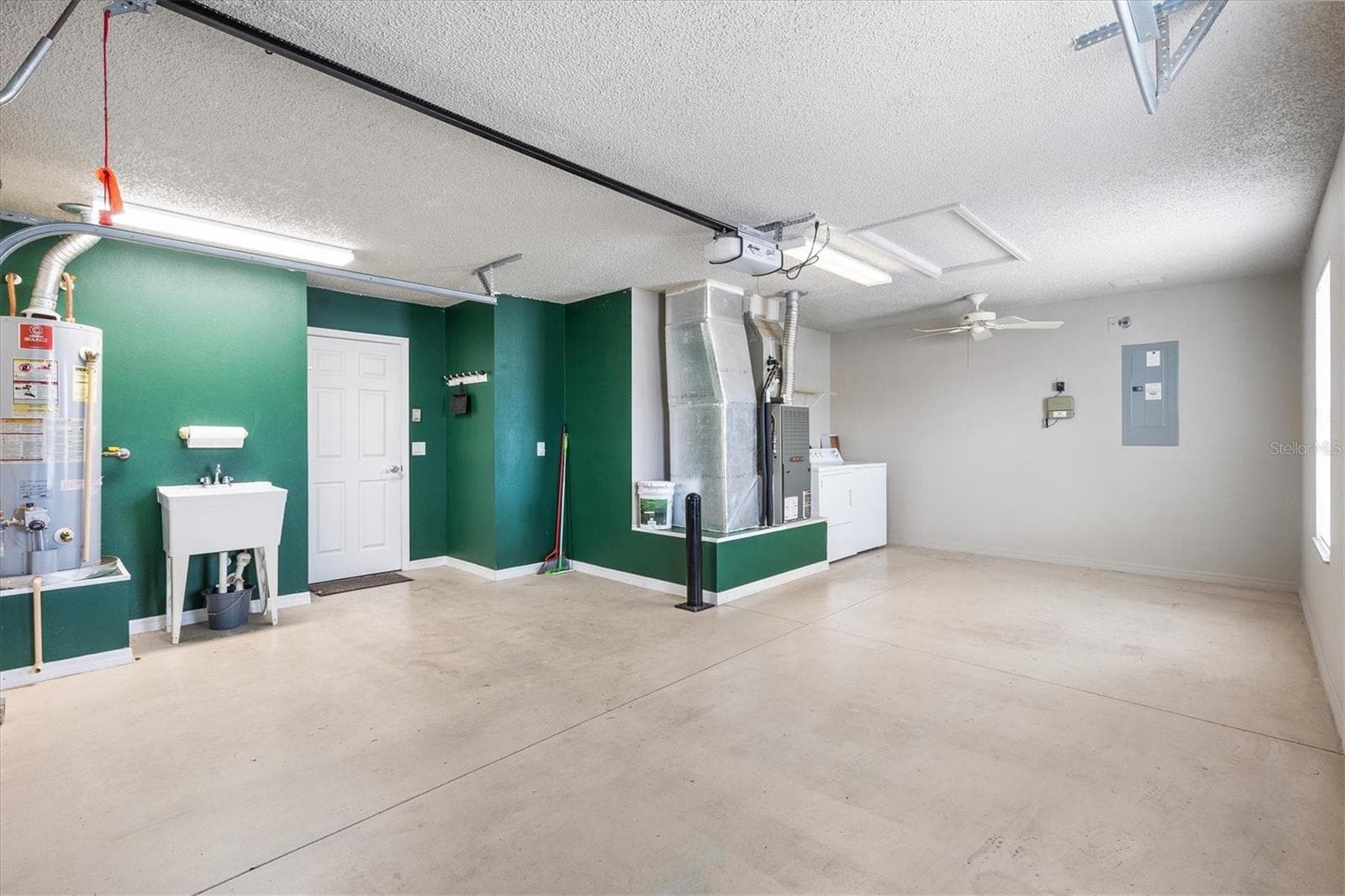SUPER CLEAN GARAGE - 979 SMYRNA ST, THE VILLAGES