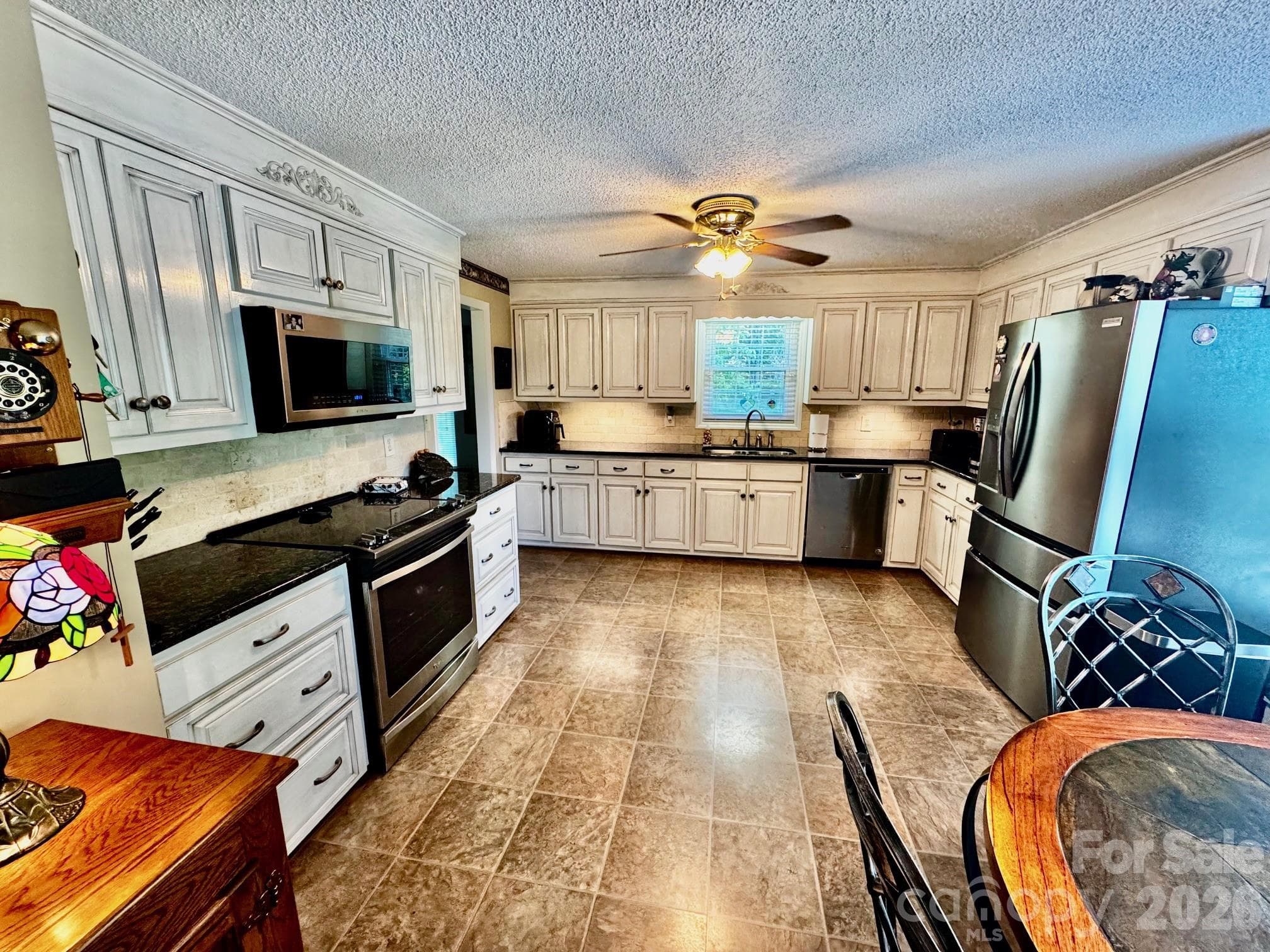 Updated custom kitchen - 204 Brentwood Drive, Maiden