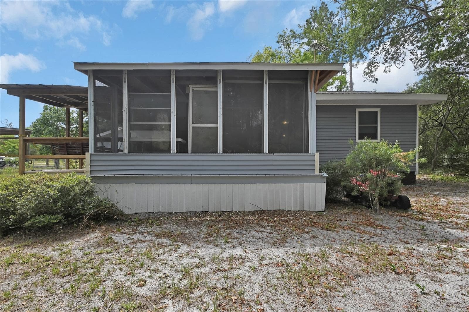 back view of home - 25801 BLUE LAKES DR, PAISLEY