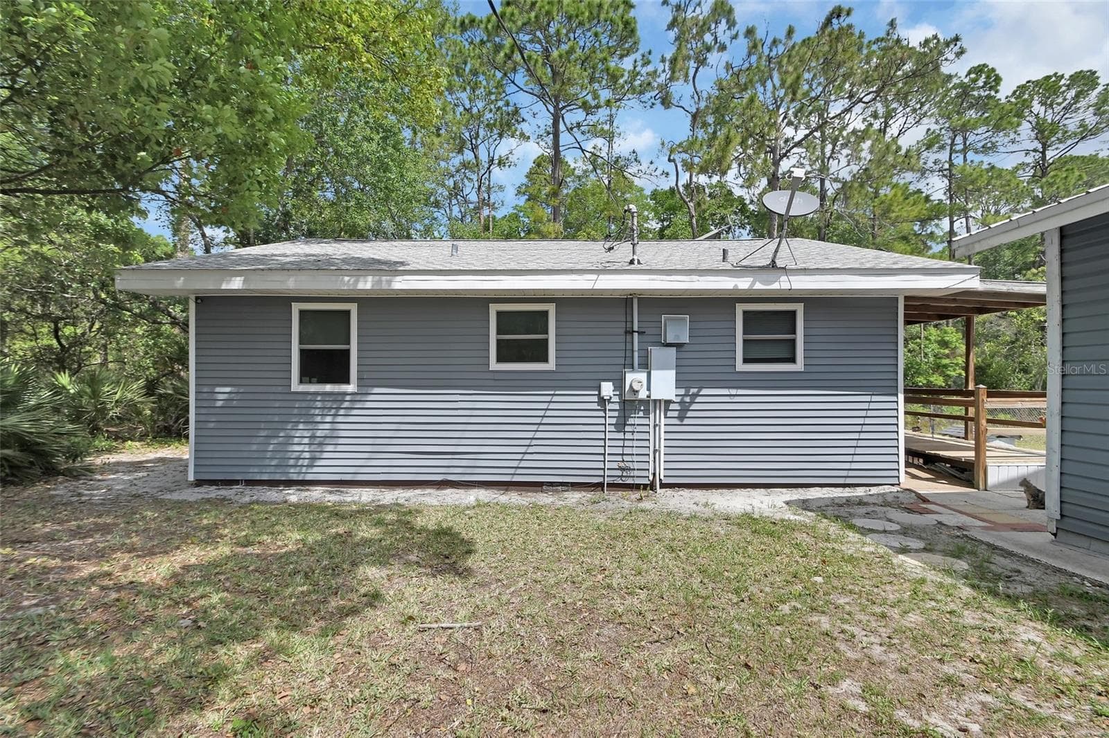 side view of home - 25801 BLUE LAKES DR, PAISLEY