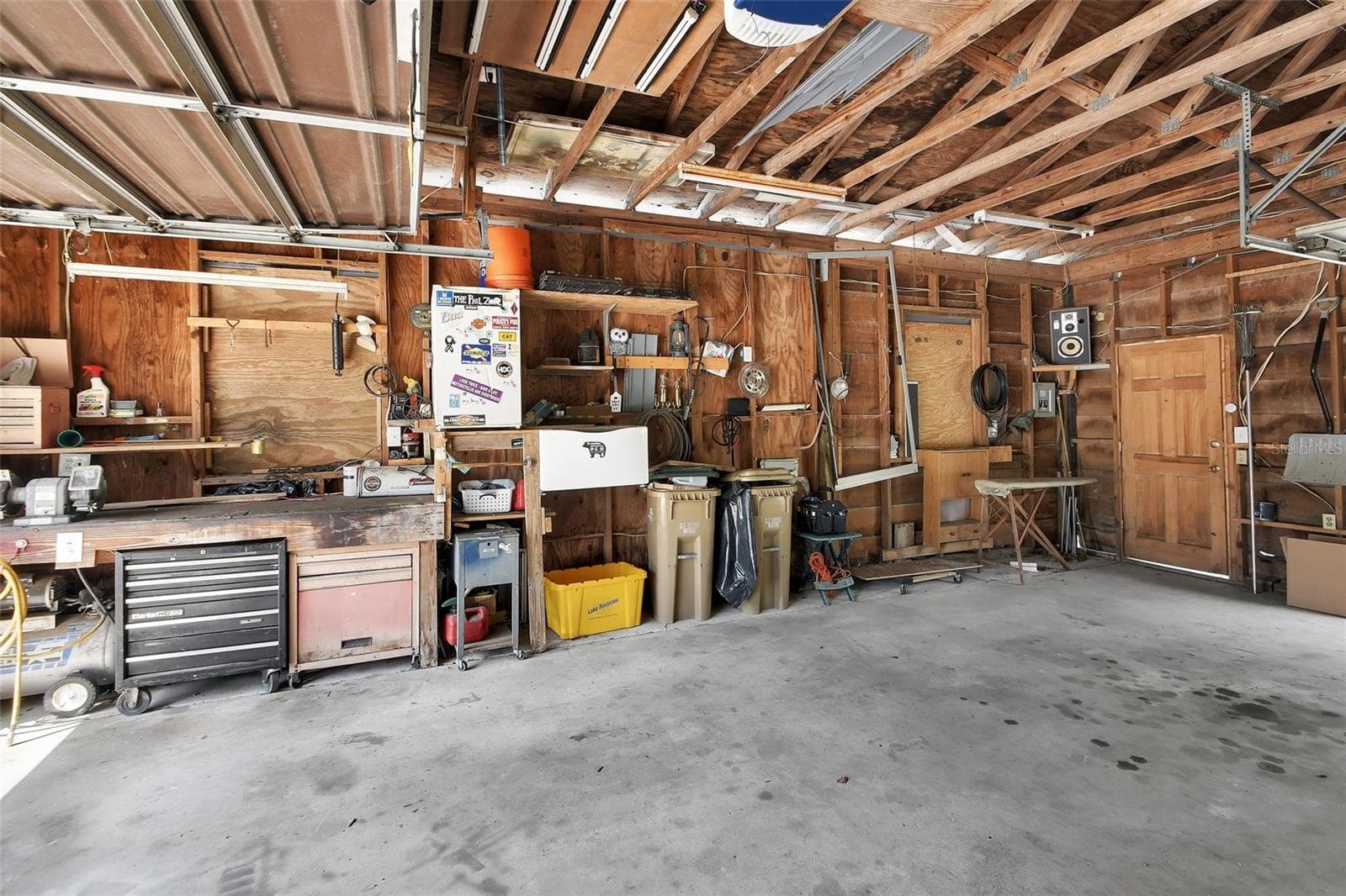 garage - 25801 BLUE LAKES DR, PAISLEY