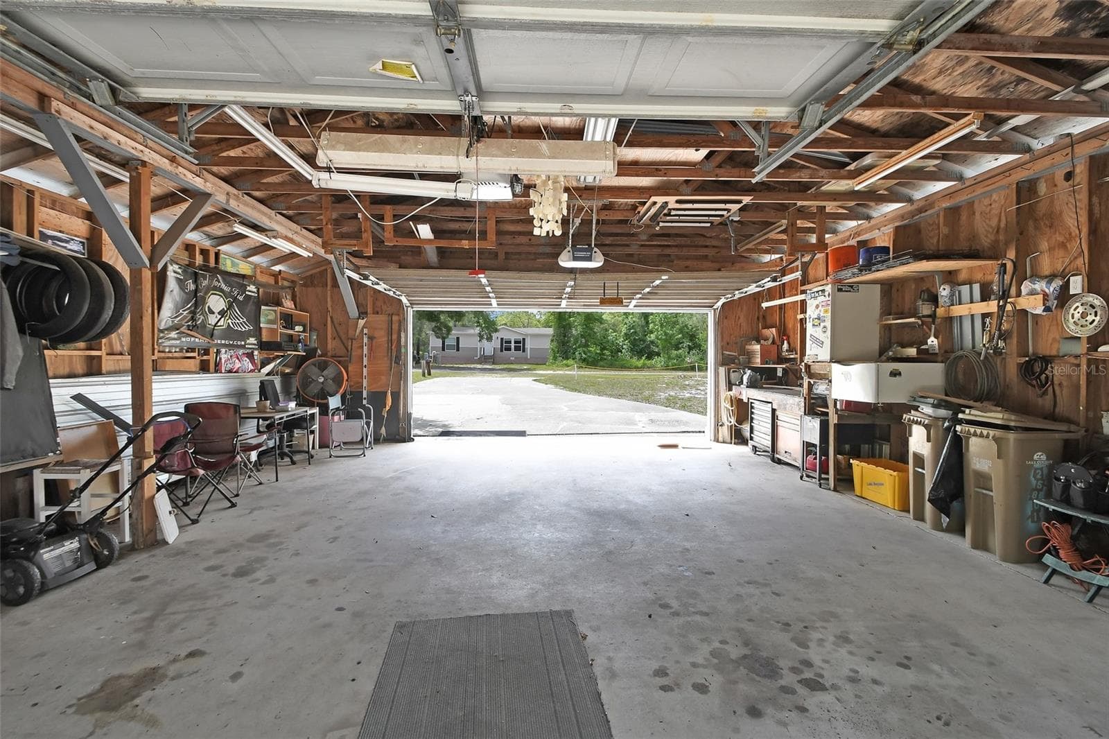 garage - 25801 BLUE LAKES DR, PAISLEY