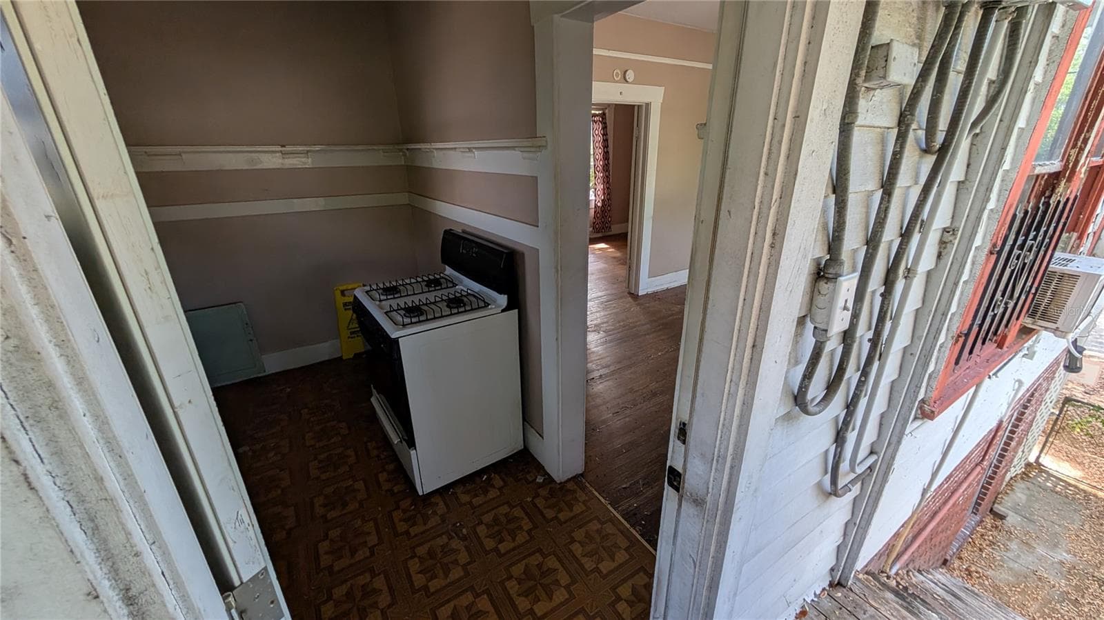 Duplex, second floor 1 Bed / 1 Bath unit - 114 S BUNGALOW PARK AVE, TAMPA