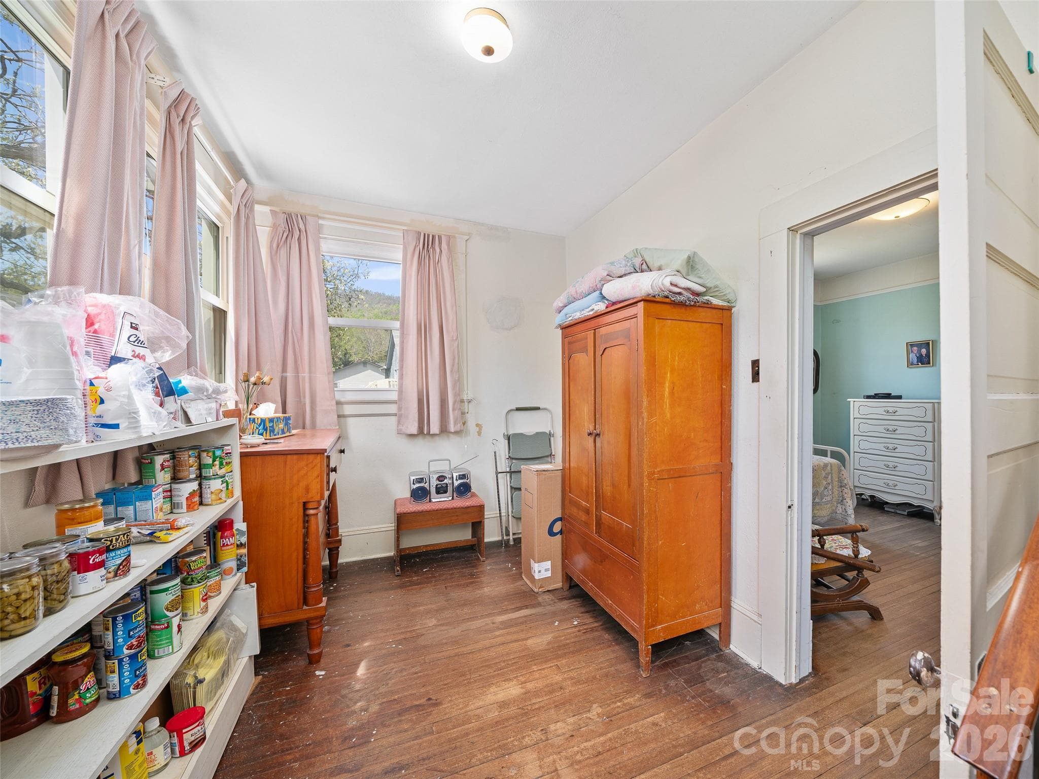 Bonus "Pass-Through" Room - Burnsville
