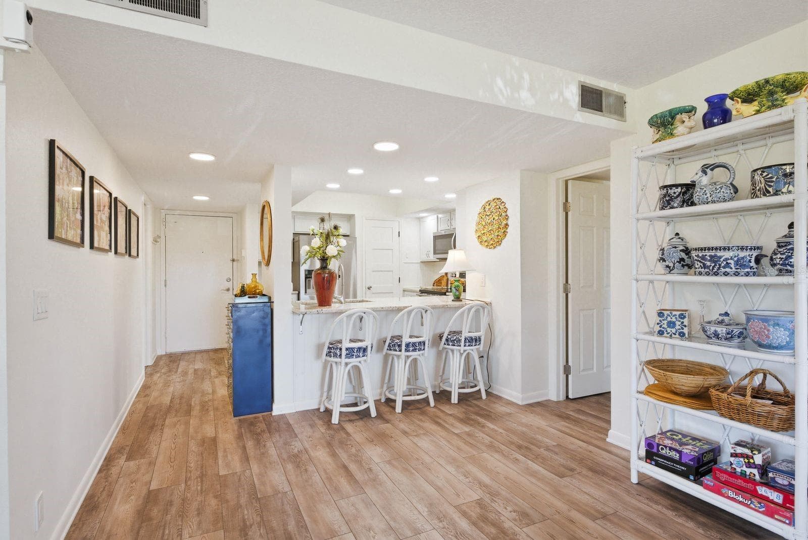 Breakfast Bar - 302 MARINER DR #302, TARPON SPRINGS