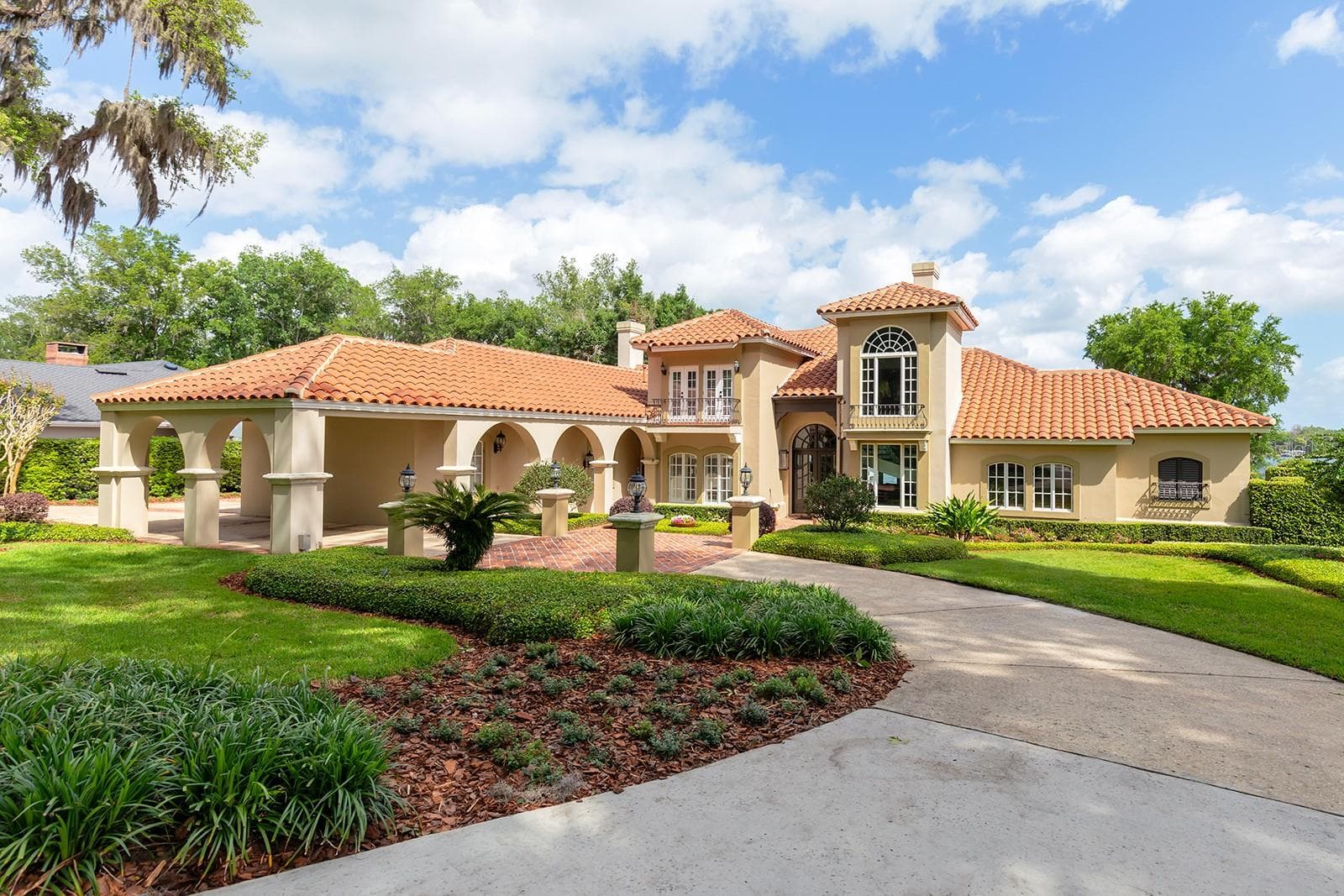 Biltmore GAS LANTERNS, SHUTTERS, BALCONIES & TOWERING tree canopies as you approach this MEDITERRANEAN-RIVIERA style estate. - 1351 N CLASSIC CT, LONGWOOD