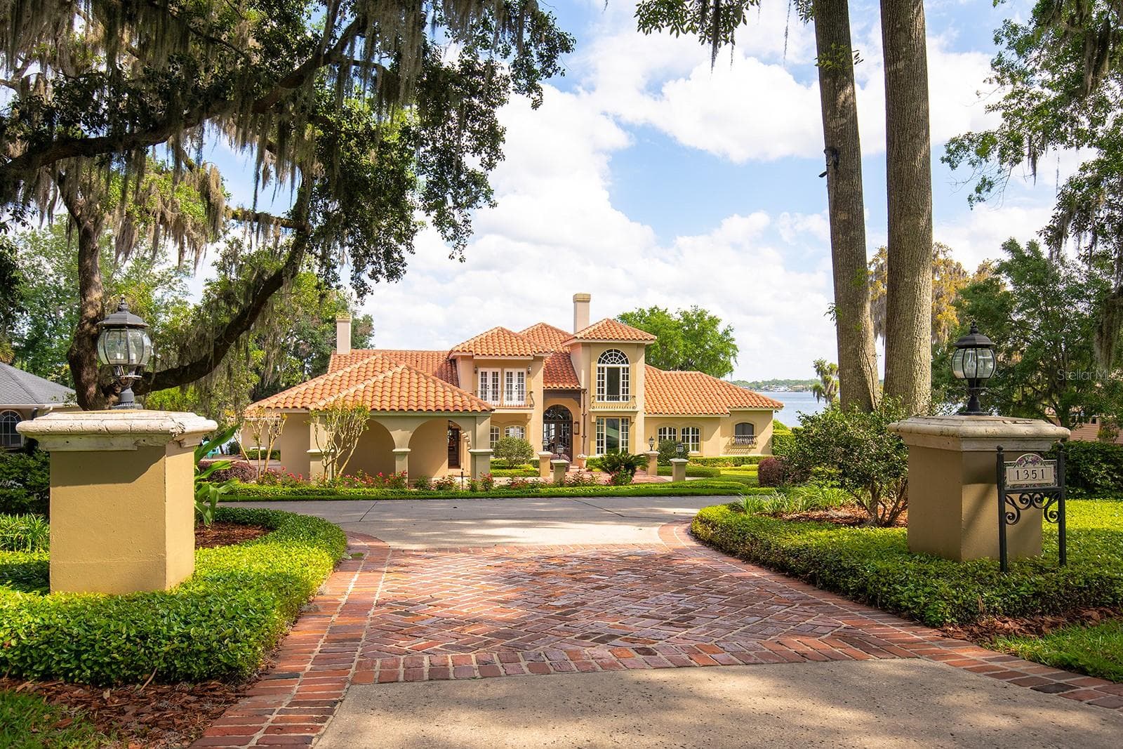 Privately tucker away off the main Cul-de sac with its majestic entryway and circular drive . One owner home! - 1351 N CLASSIC CT, LONGWOOD