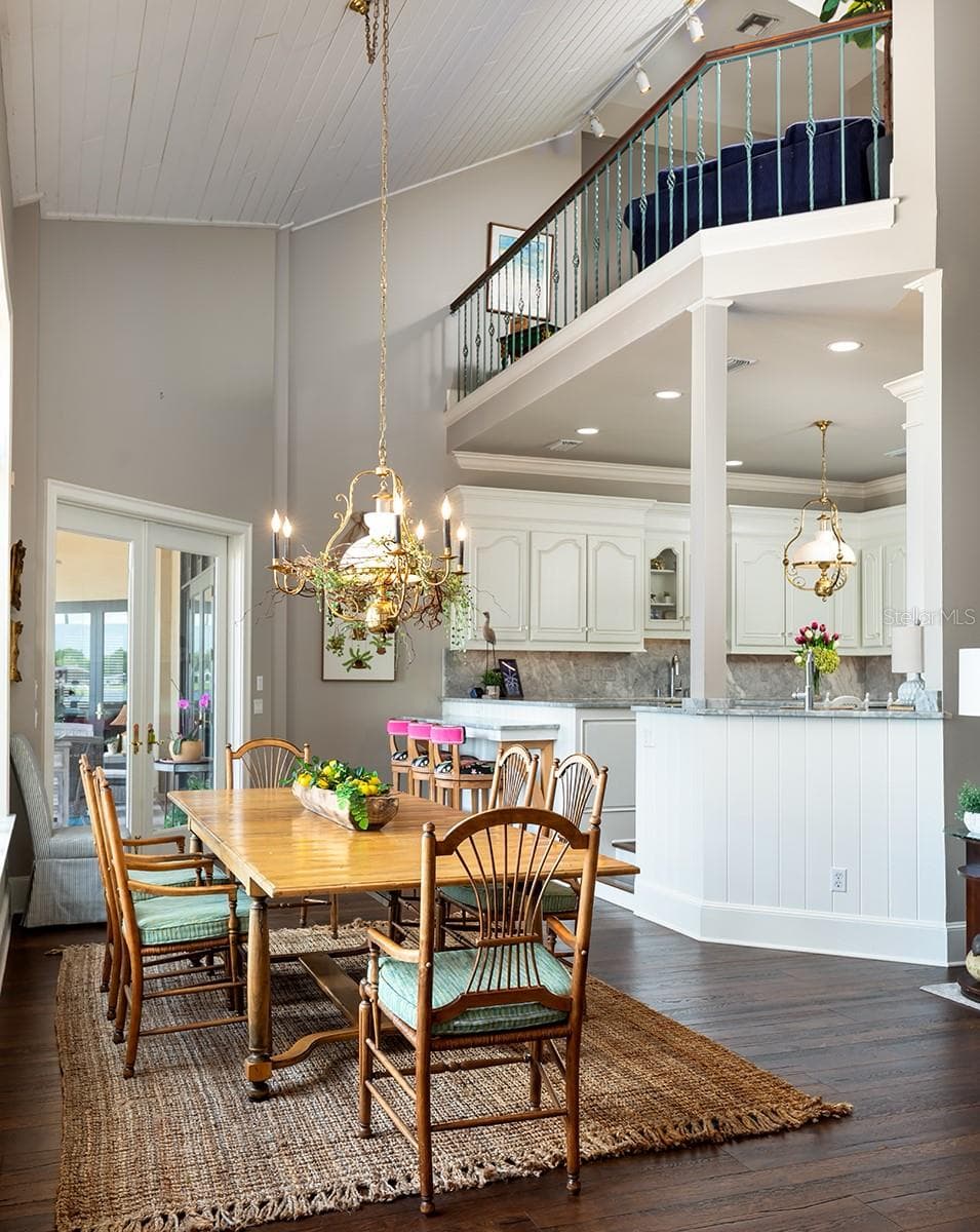 Casual family dining - 1351 N CLASSIC CT, LONGWOOD