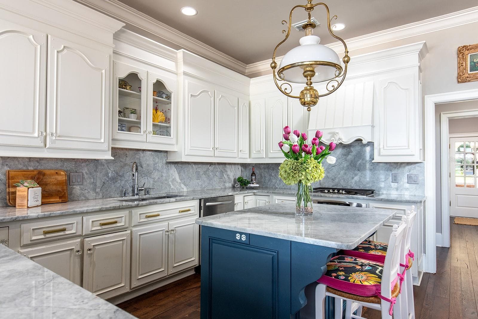 An abundance of cabinetry, storage, island, massive STAINLESS-STEEL appliances, GRANITE prep space & HIGH-END fixtures make this functional as well as impressive. - 1351 N CLASSIC CT, LONGWOOD