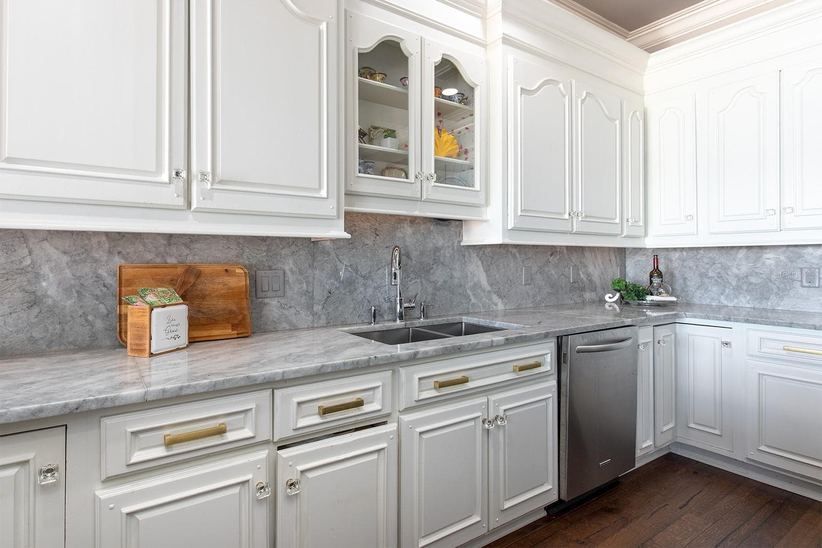 Plenty of counterspace and custom cabinetry - 1351 N CLASSIC CT, LONGWOOD