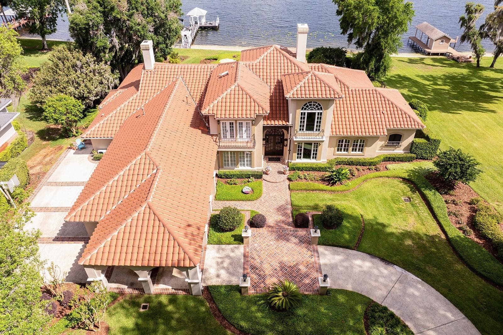 Desirable location that is close to all shopping, major roadways, restaurants and top schools. Don't miss viewing this incredible property and dare to dream the memories you create here. - 1351 N CLASSIC CT, LONGWOOD