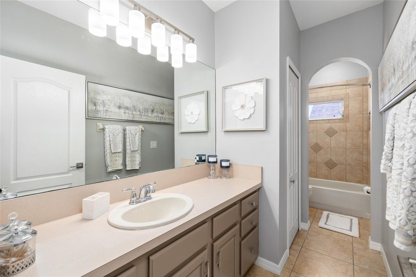Upstairs Hall Bath - 9642 GRETNA GREEN DR, TAMPA