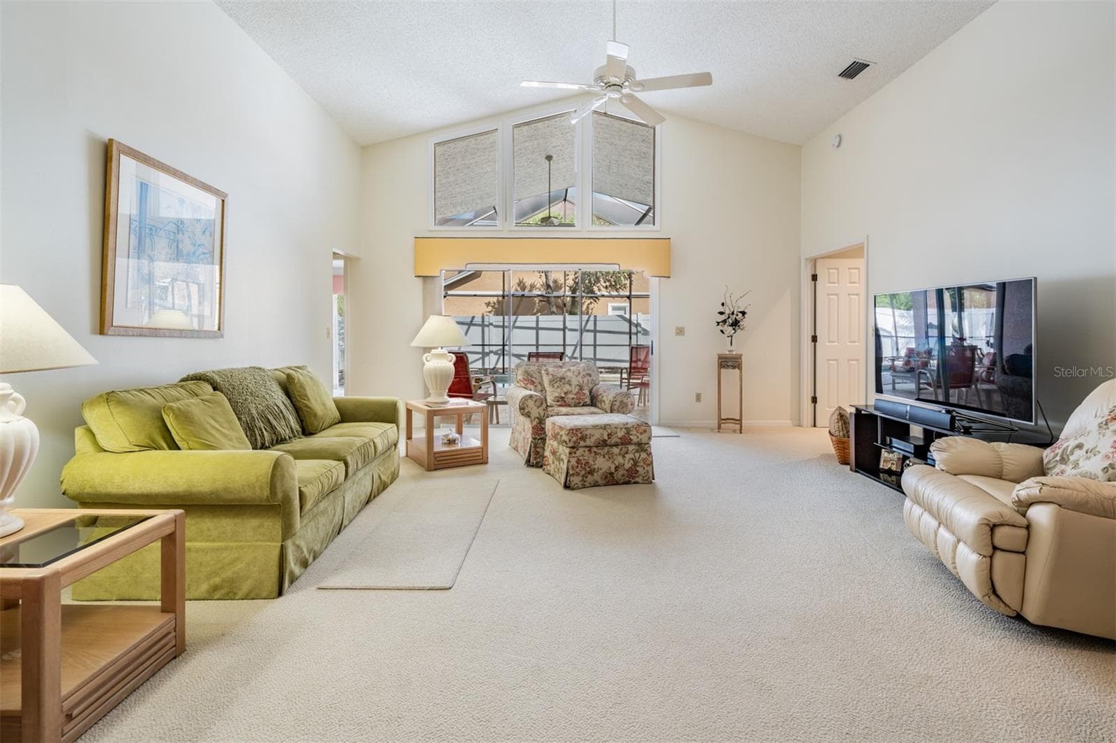 Large and open family room, ceiling fan. - 9008 QUAIL CREEK DR, TAMPA