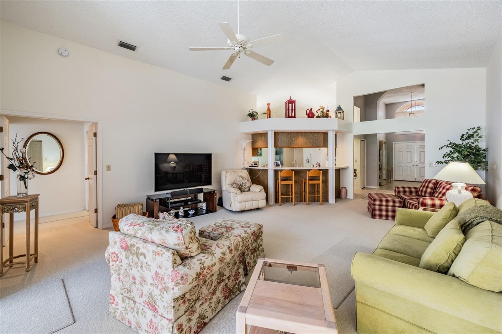 Large and open family room, ceiling fan. - 9008 QUAIL CREEK DR, TAMPA