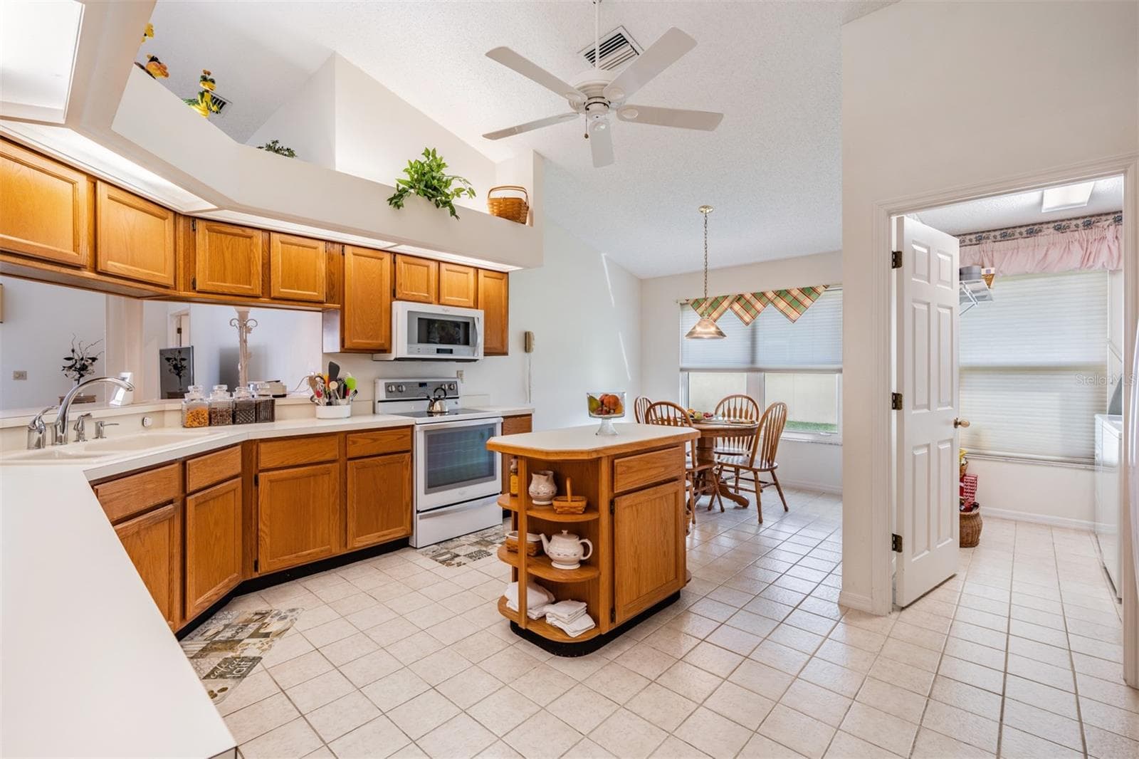 Spacious and Open Kitchen, Ceiling Fan - 9008 QUAIL CREEK DR, TAMPA