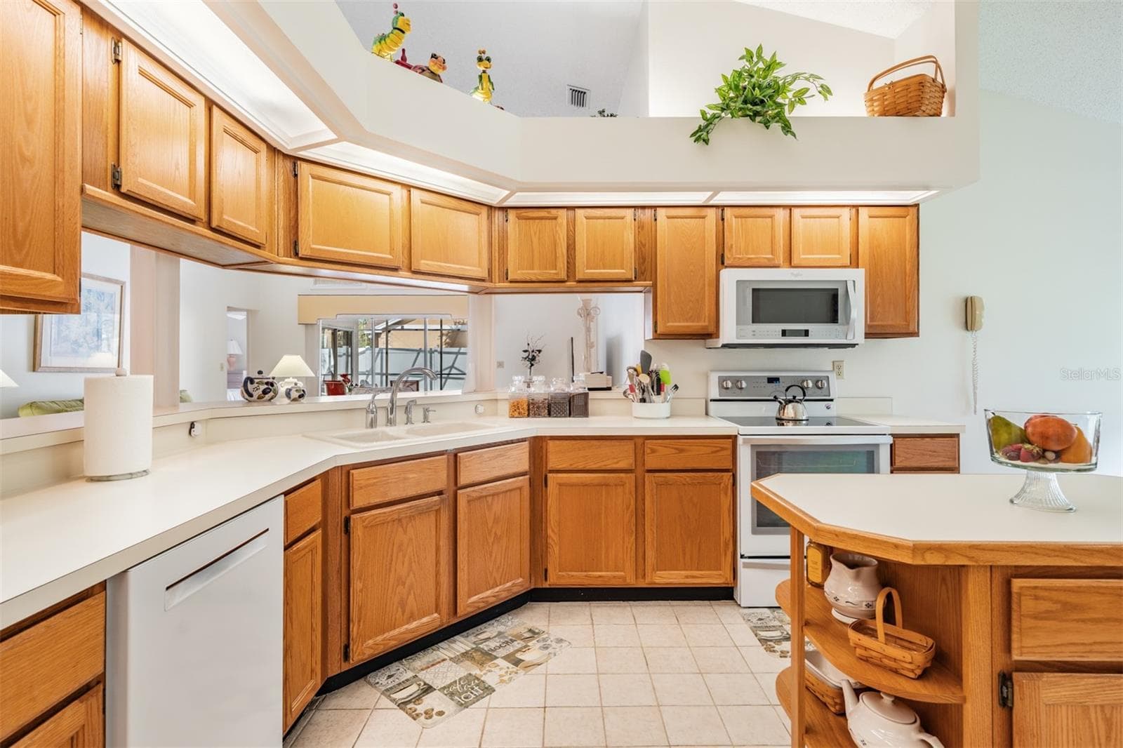 Spacious and Open Kitchen, Ceiling Fan - 9008 QUAIL CREEK DR, TAMPA